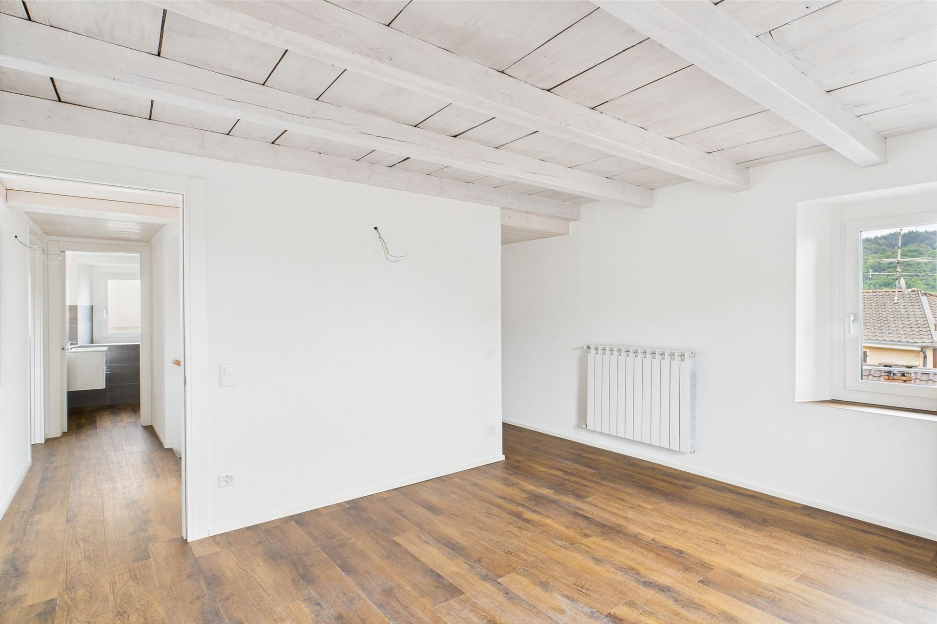 Heller, leerer Dachraum mit Holzboden