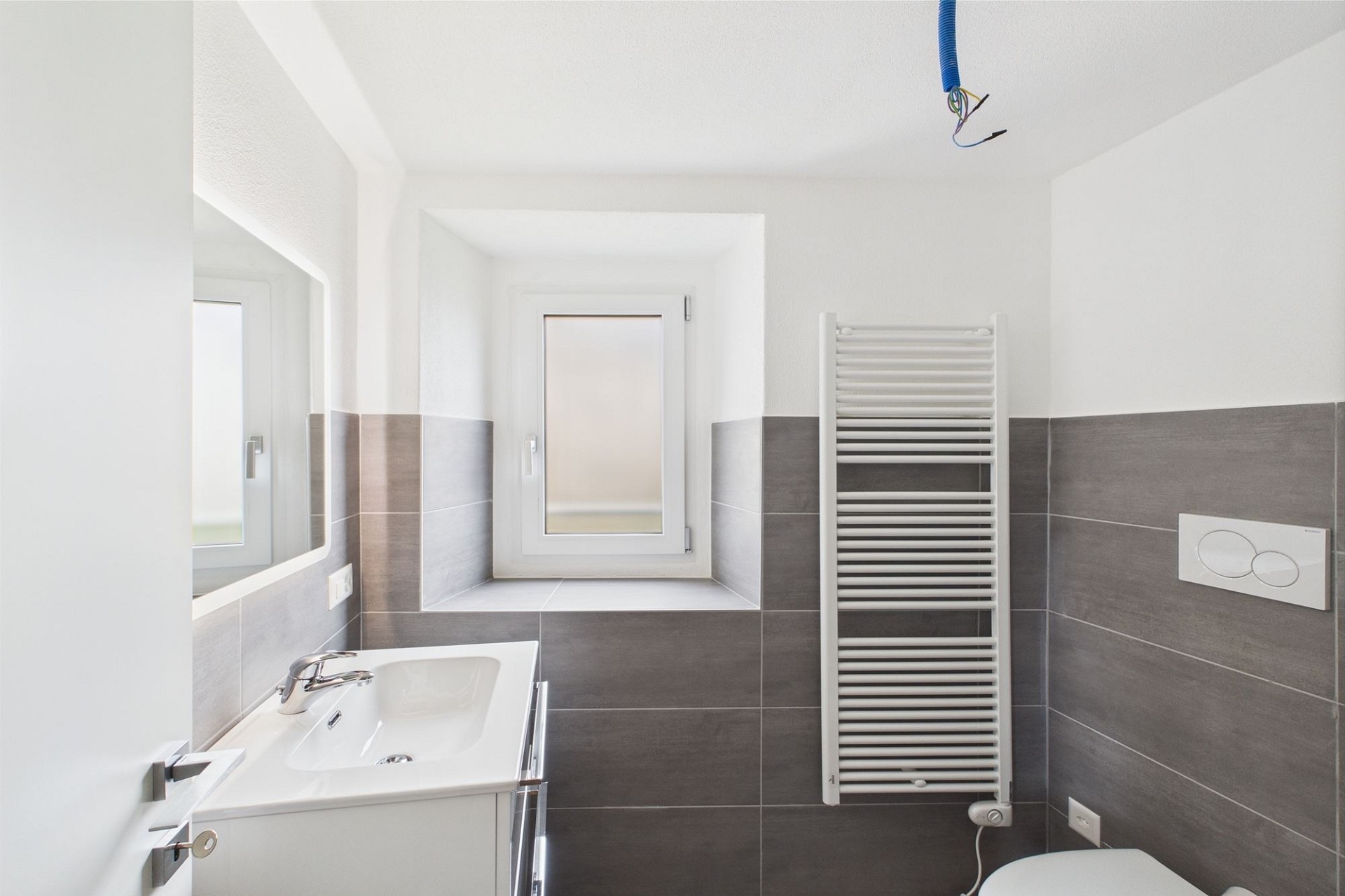 Modernes Badezimmer mit Fenster und Heizkörper