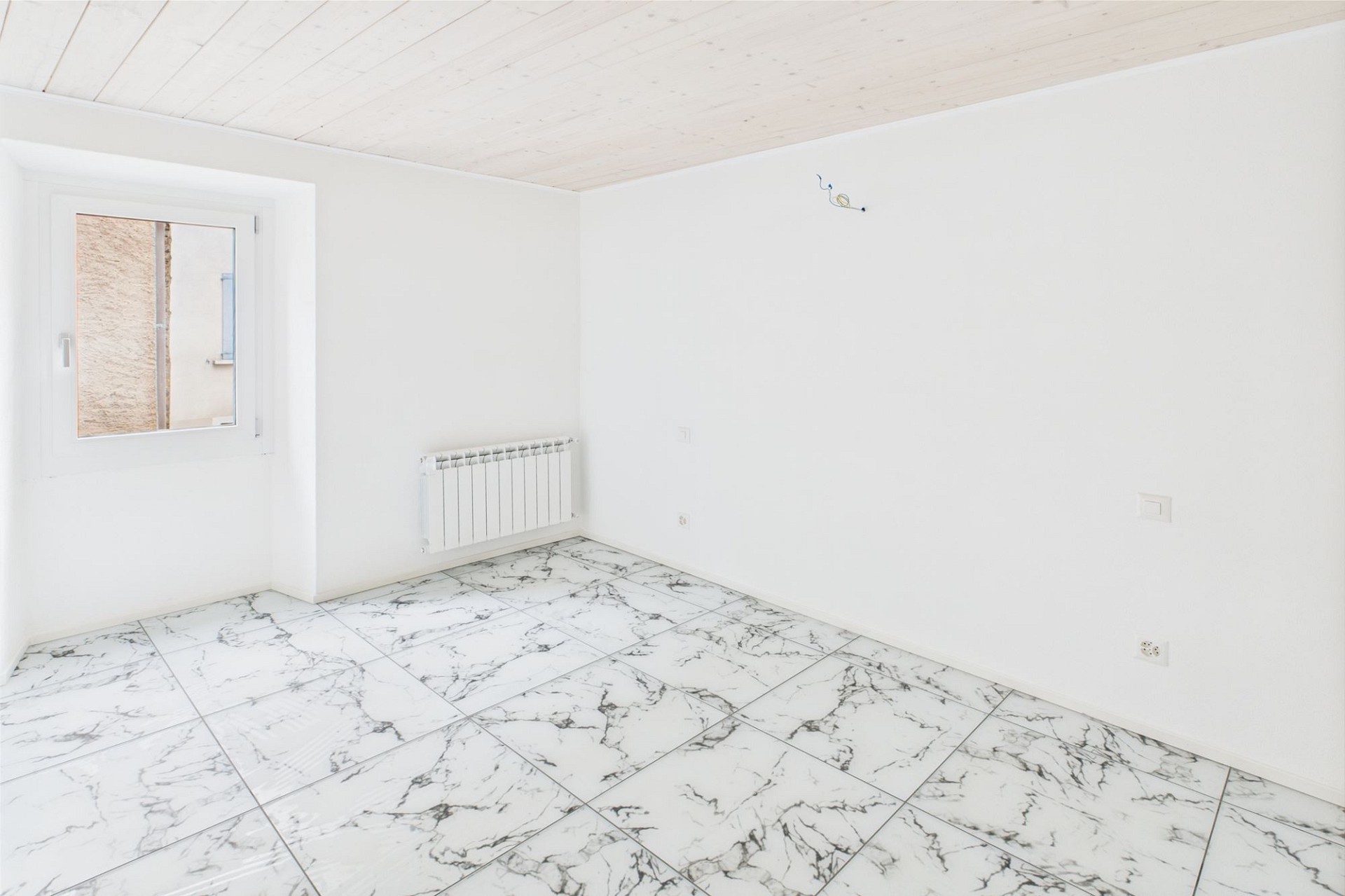 Heller leerer Raum mit Fliesenboden