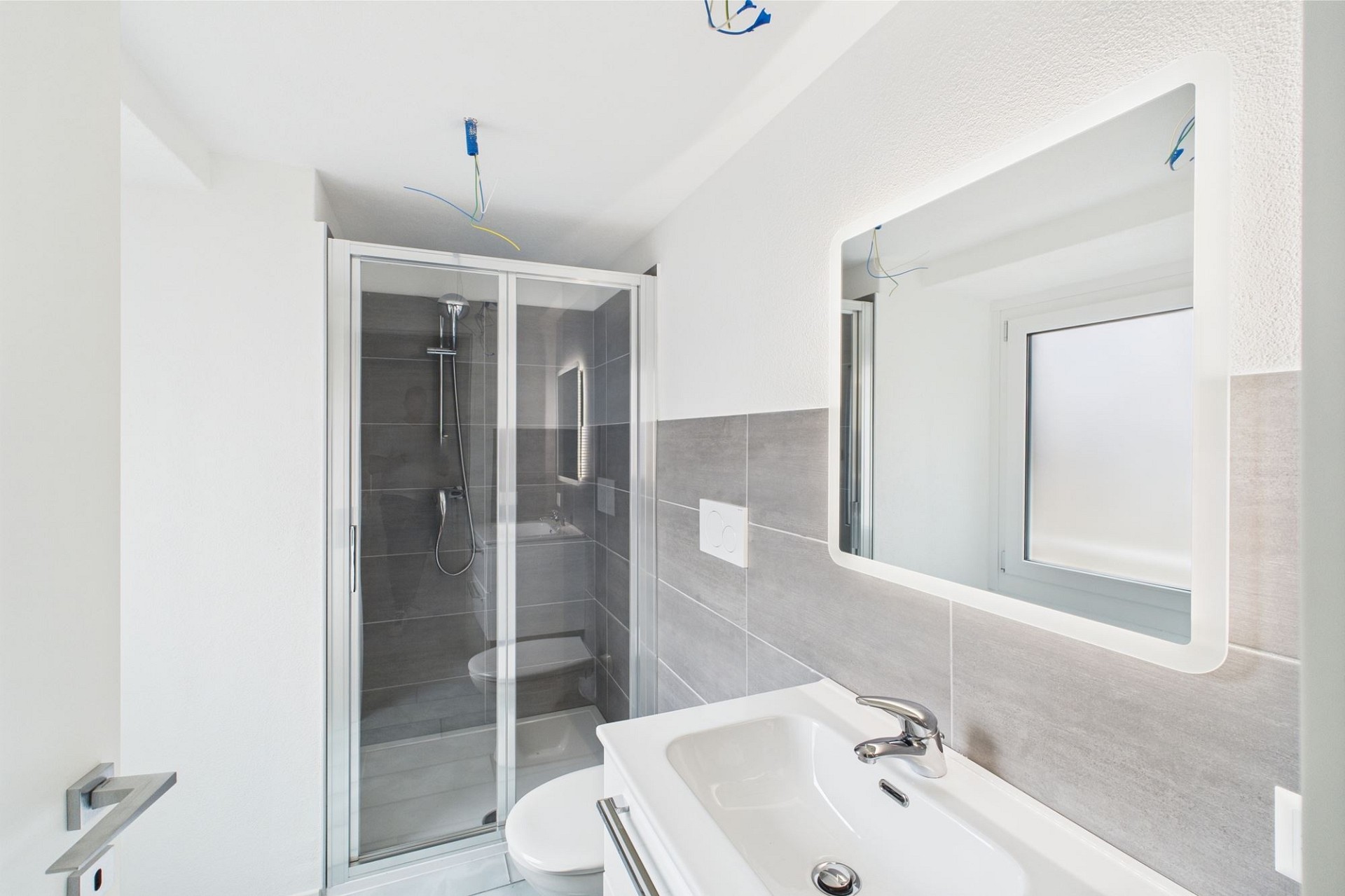Modernes Badezimmer mit Dusche