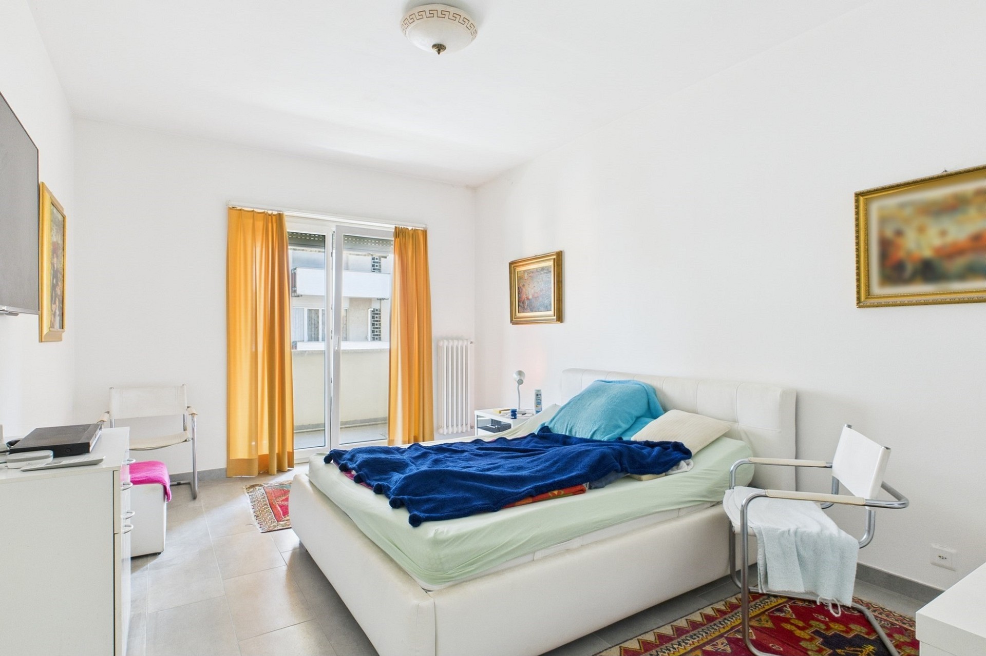 Helles Schlafzimmer mit Balkonzugang