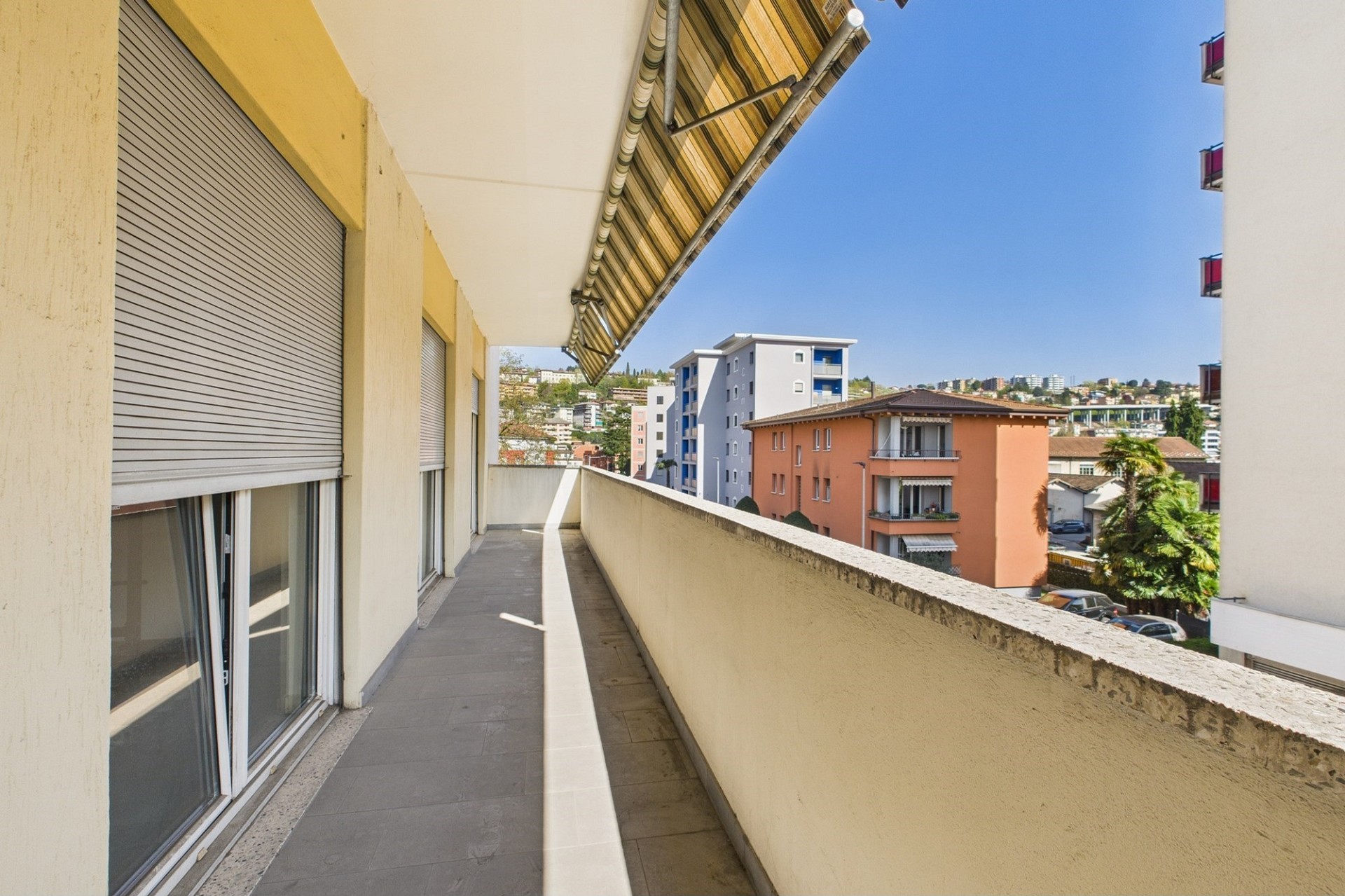 Balkon mit Stadtblick