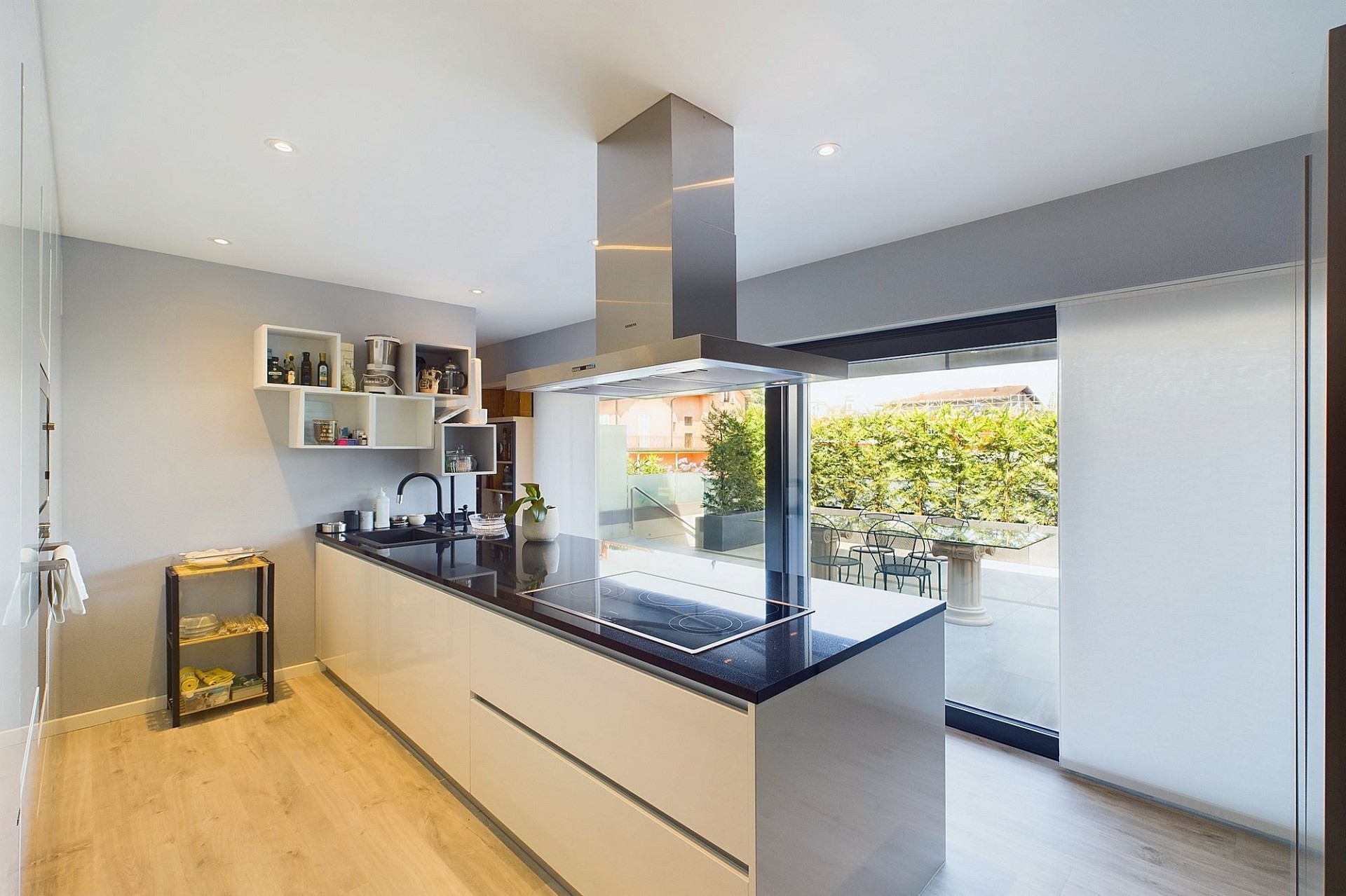 Moderne offene Küche mit Terrassenblick