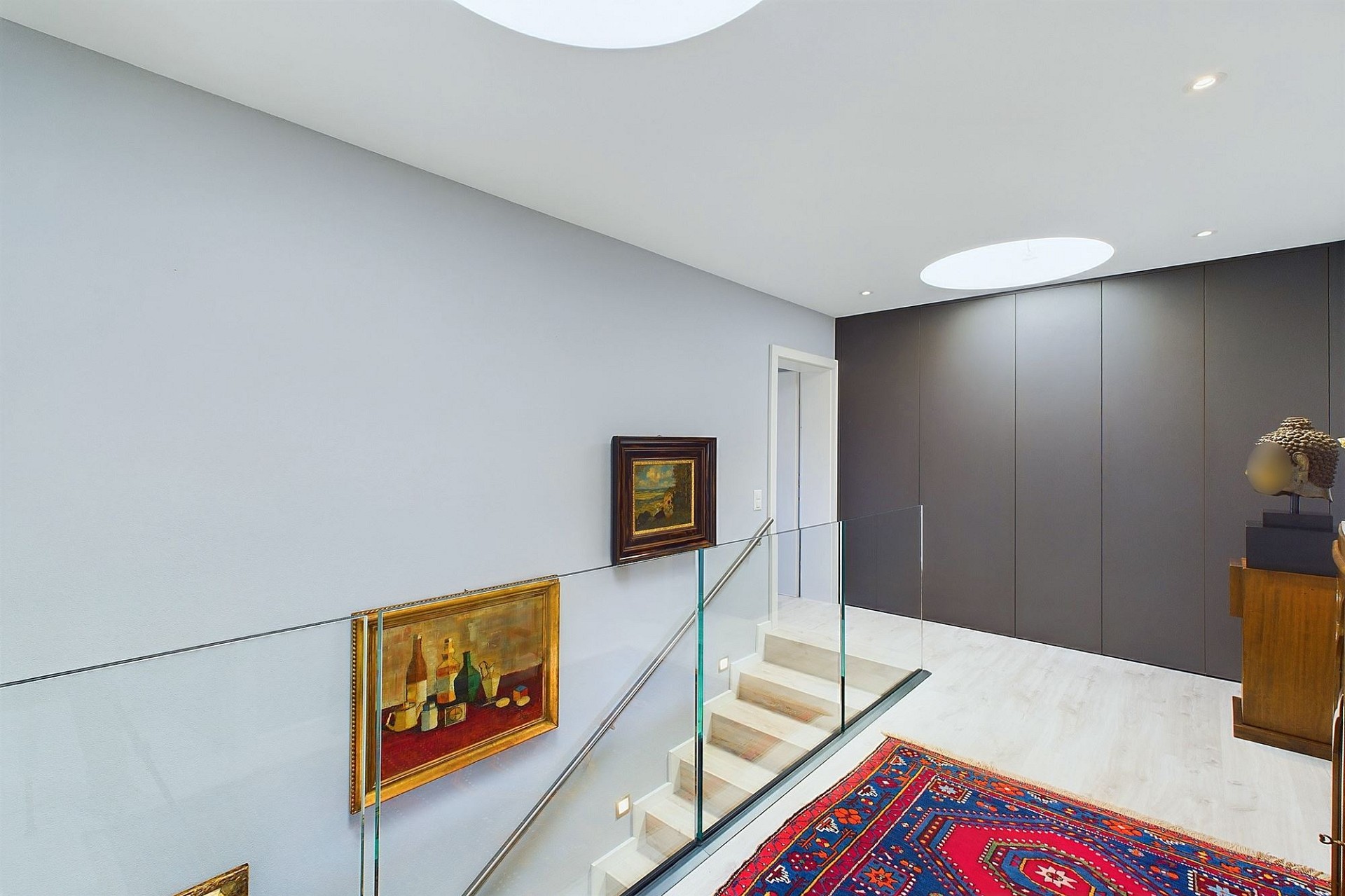 Modernes Flur- bzw. Galeriebereich mit Treppe