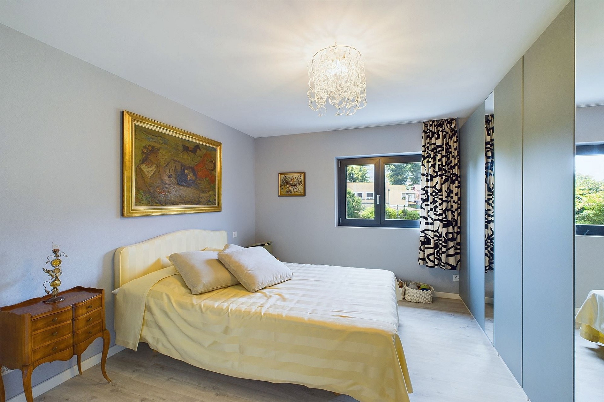 Helles Schlafzimmer mit moderner Beleuchtung