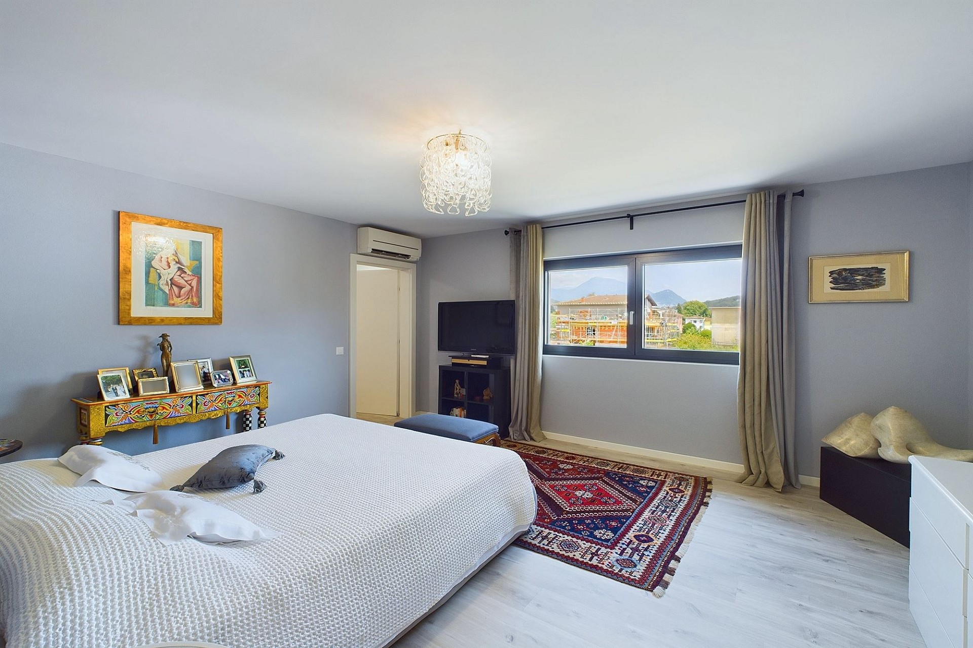 Helles Schlafzimmer mit Bergblick