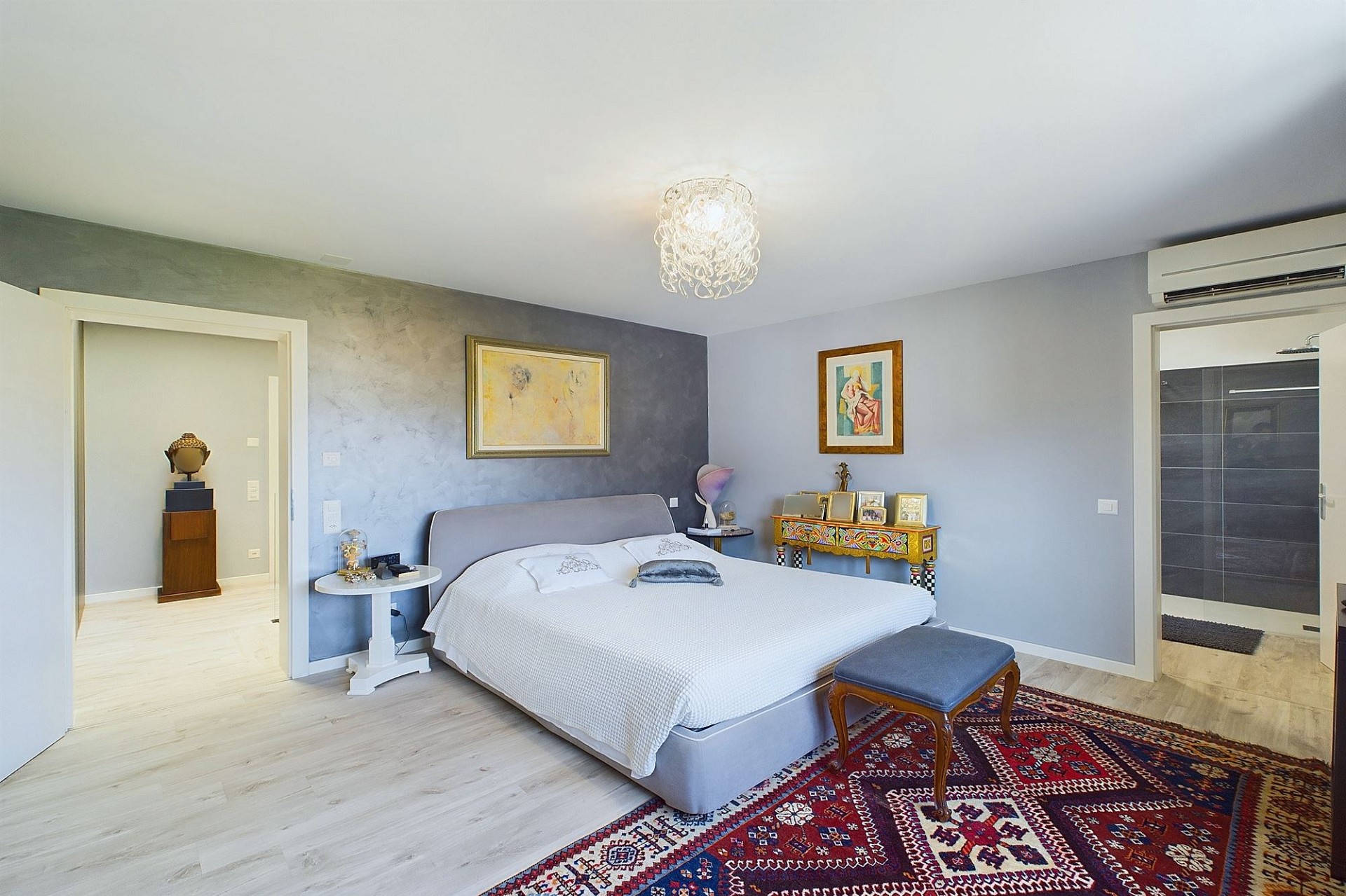 Helles Schlafzimmer mit modernem Badzugang