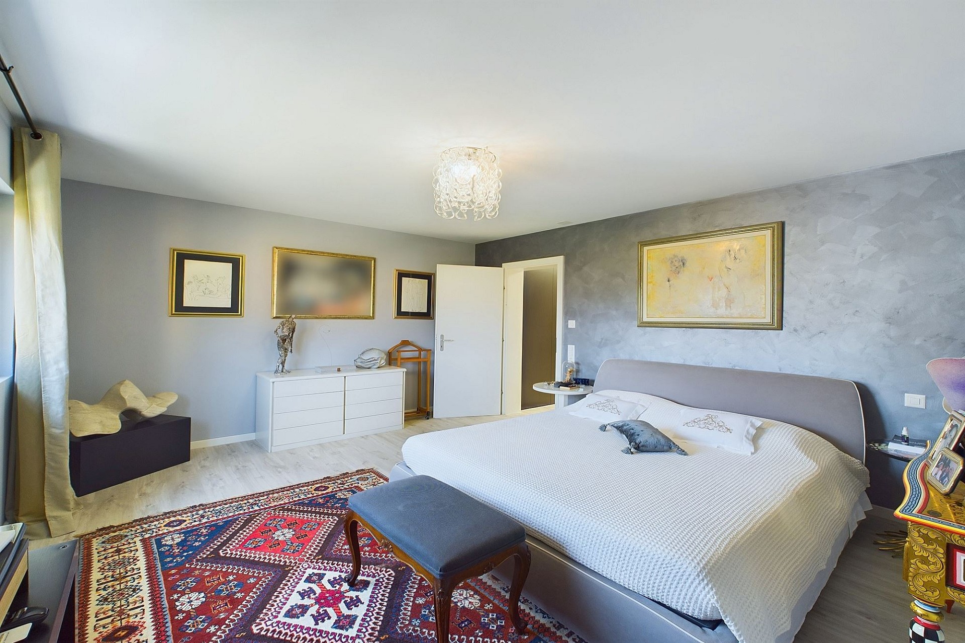 Helles Schlafzimmer mit dekorativer Einrichtung