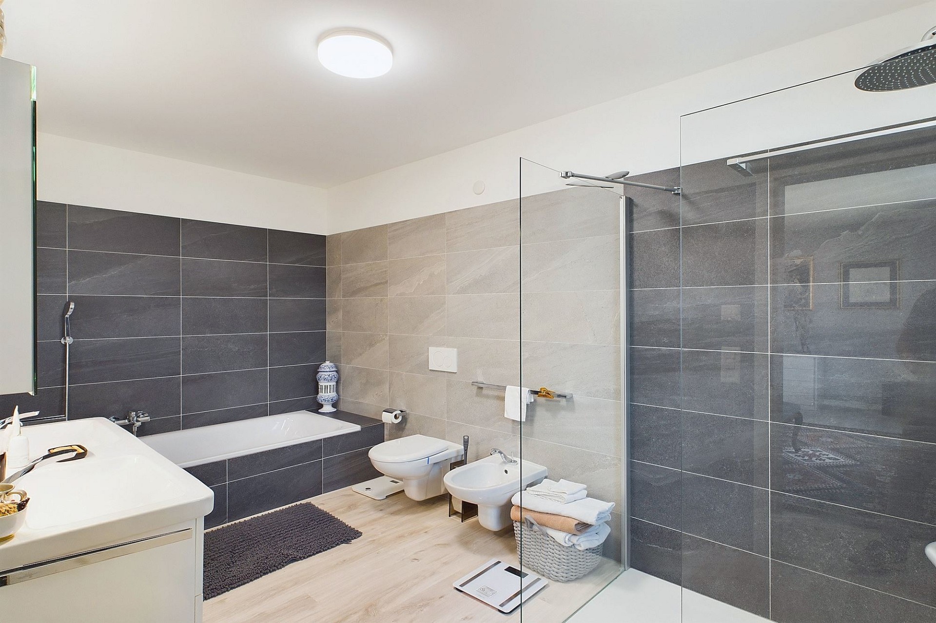 Modernes Badezimmer mit Dusche und Badewanne