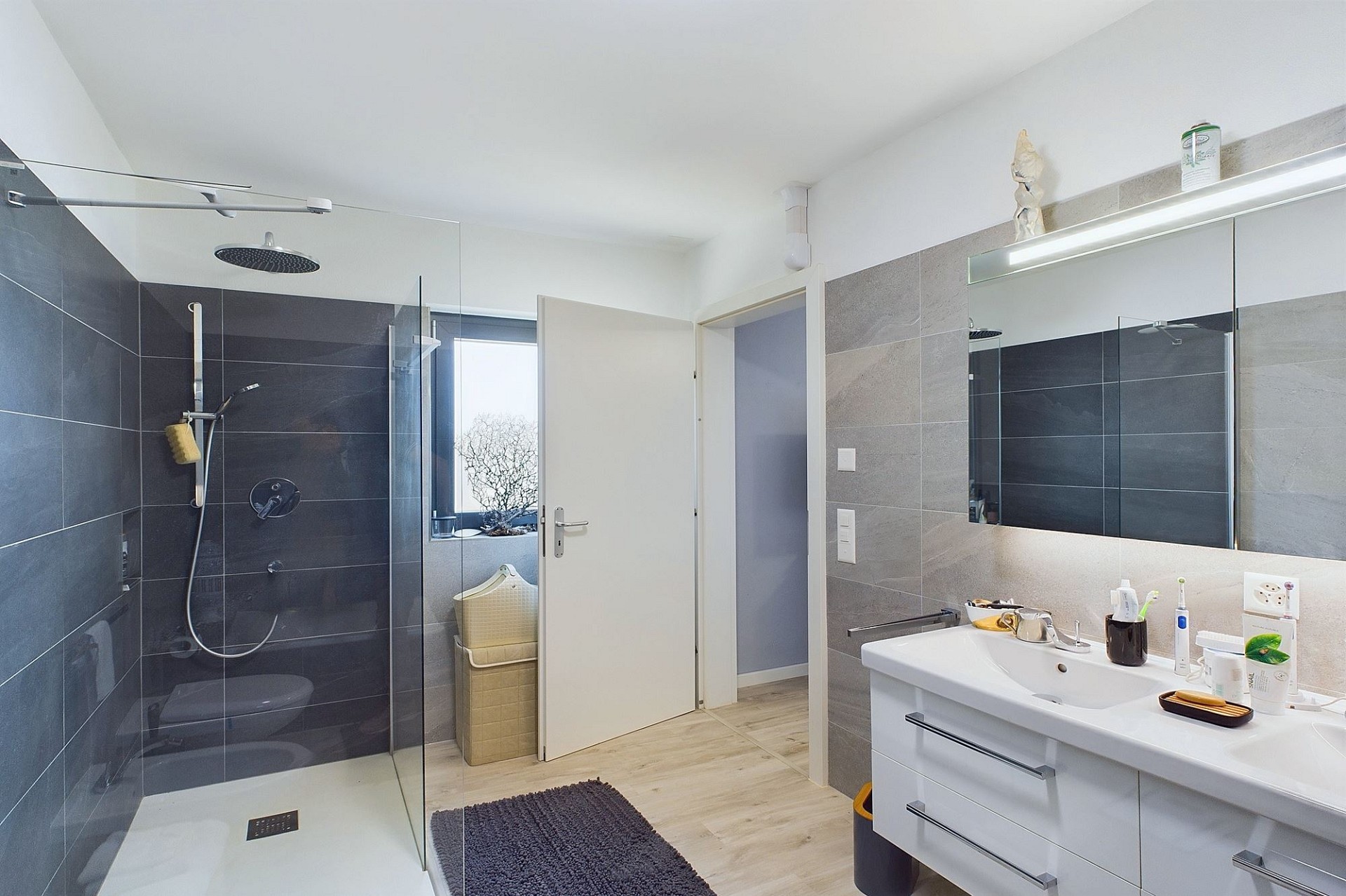 Modernes Badezimmer mit begehbarer Dusche
