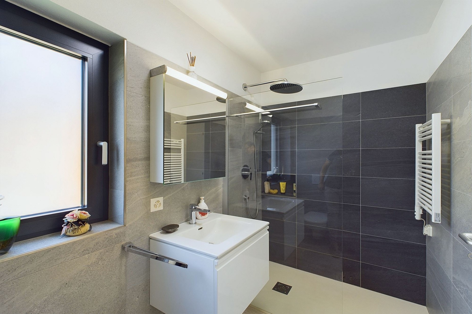 Modernes Badezimmer mit Dusche und Fenster