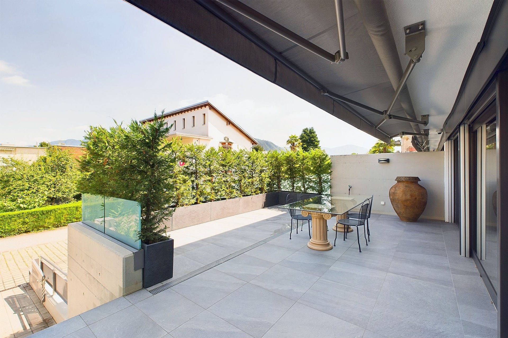 Großzügige Dachterrasse mit Gartenblick
