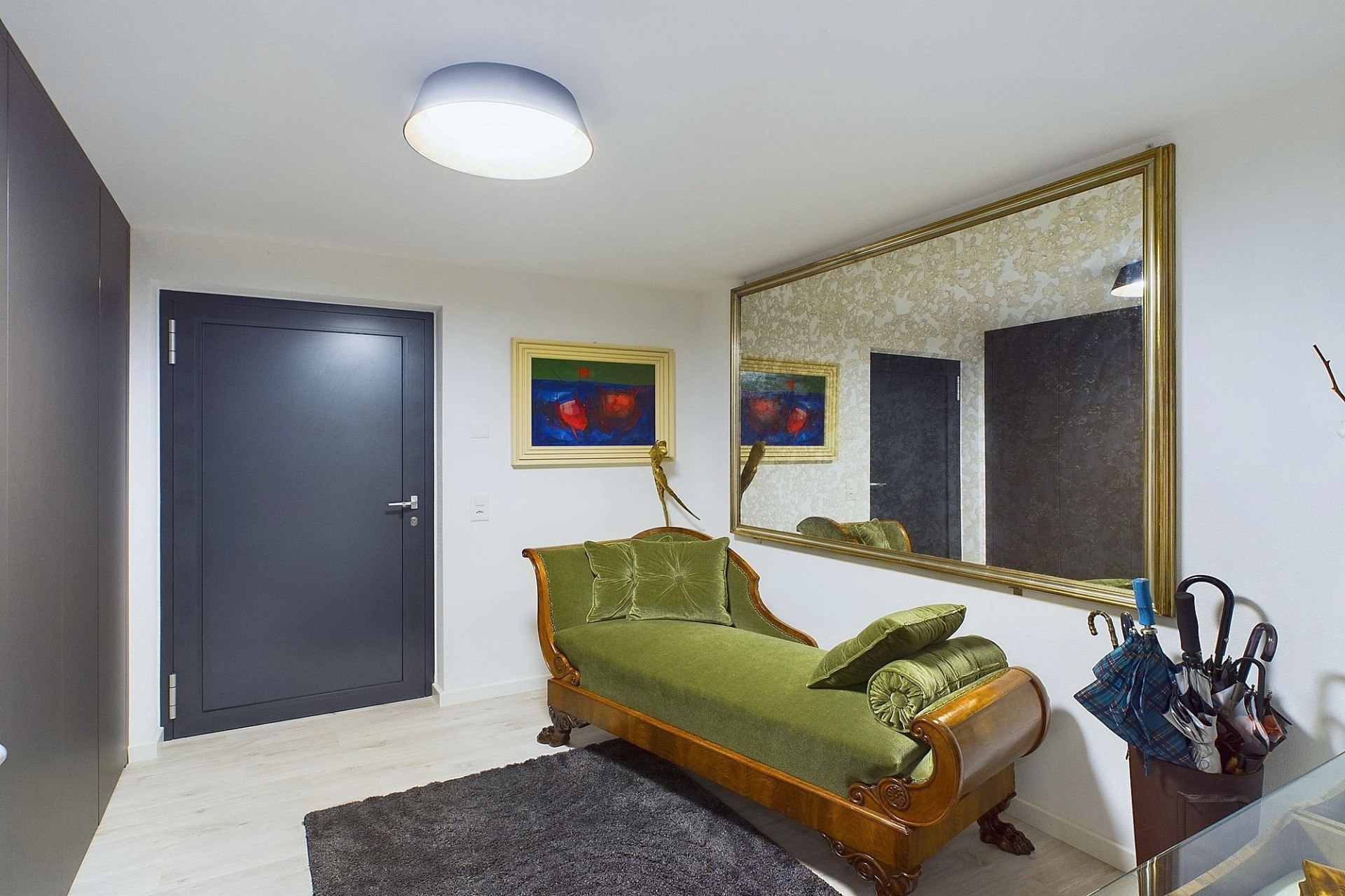 Eleganter Eingangsbereich mit Vintage-Liege