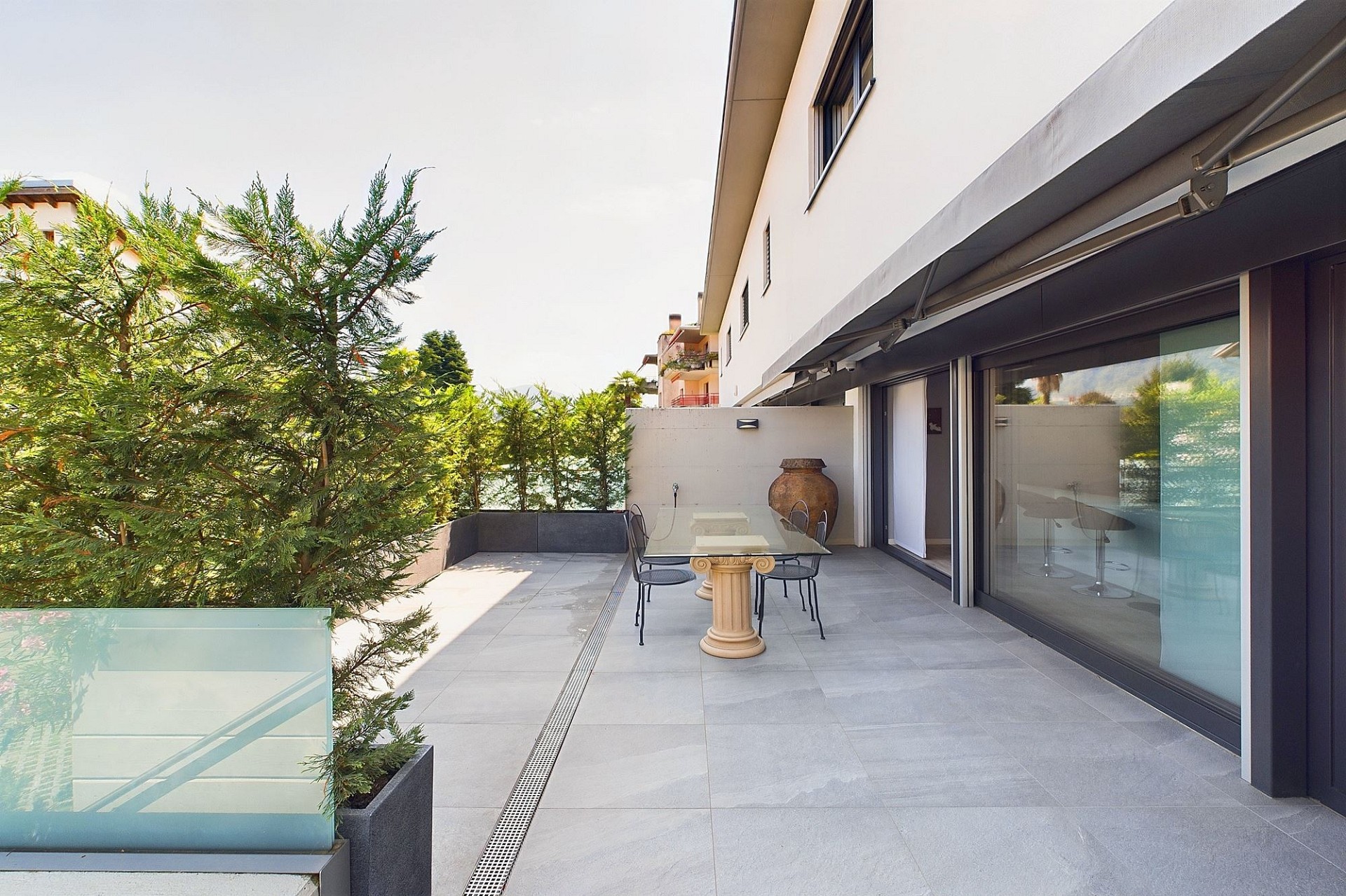 Großzügige Dachterrasse mit Glasgeländer