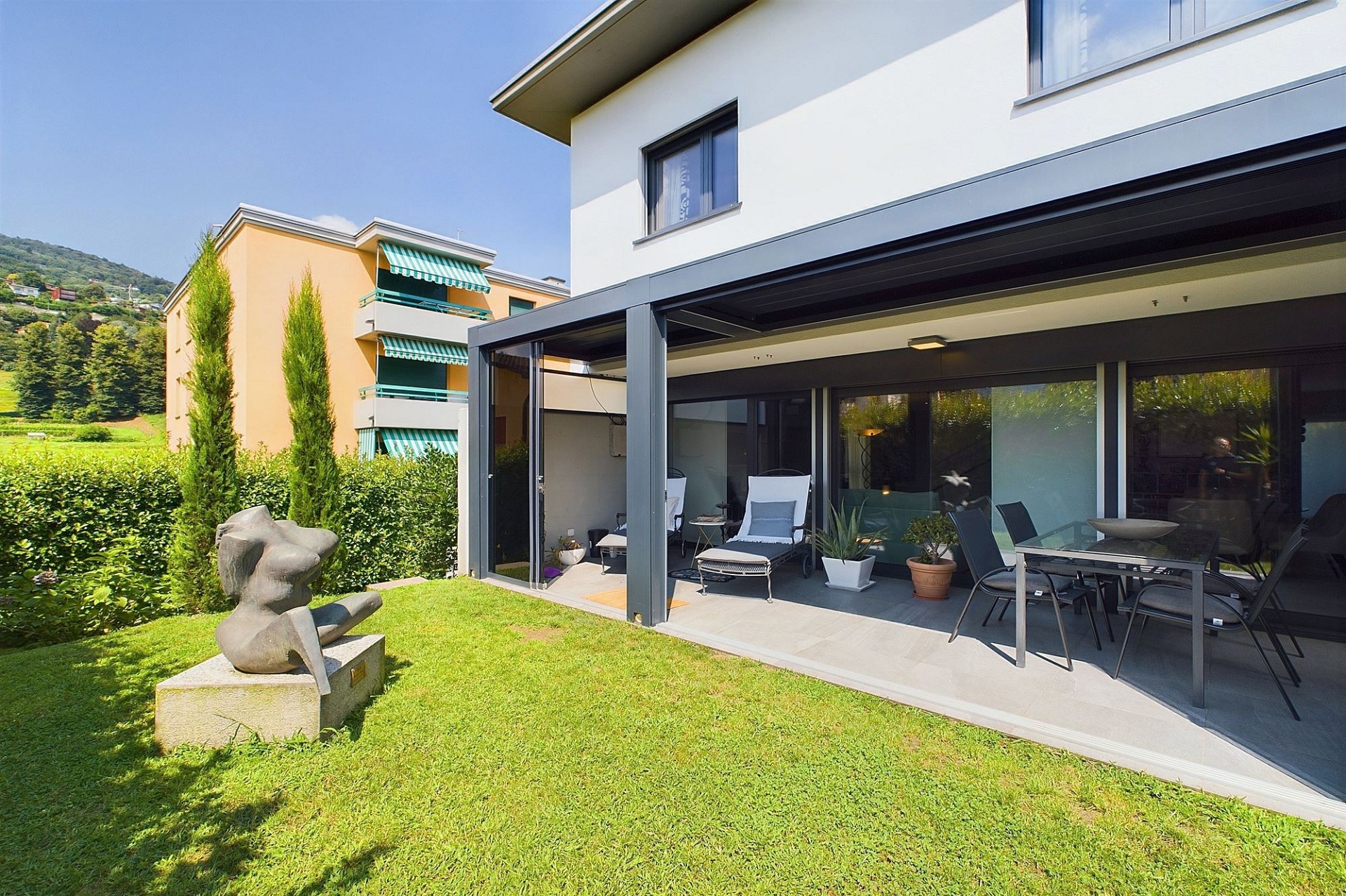 Garten mit Terrasse an einem modernen Wohnhaus