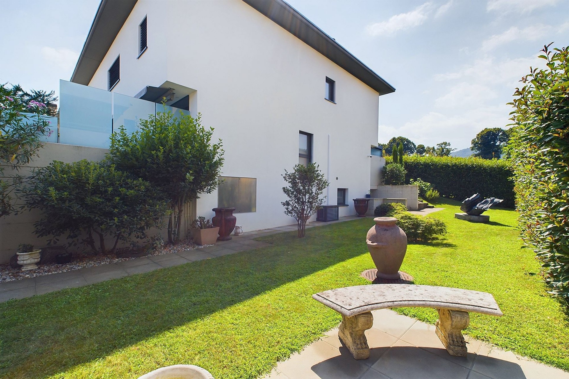 Moderner Garten mit Hausfassade