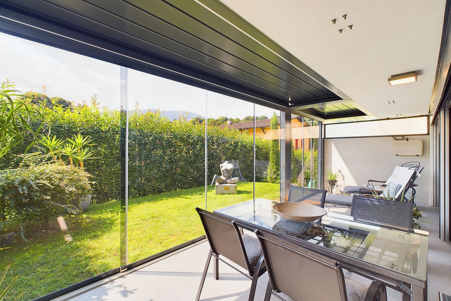 Überdachte Terrasse mit Gartenblick
