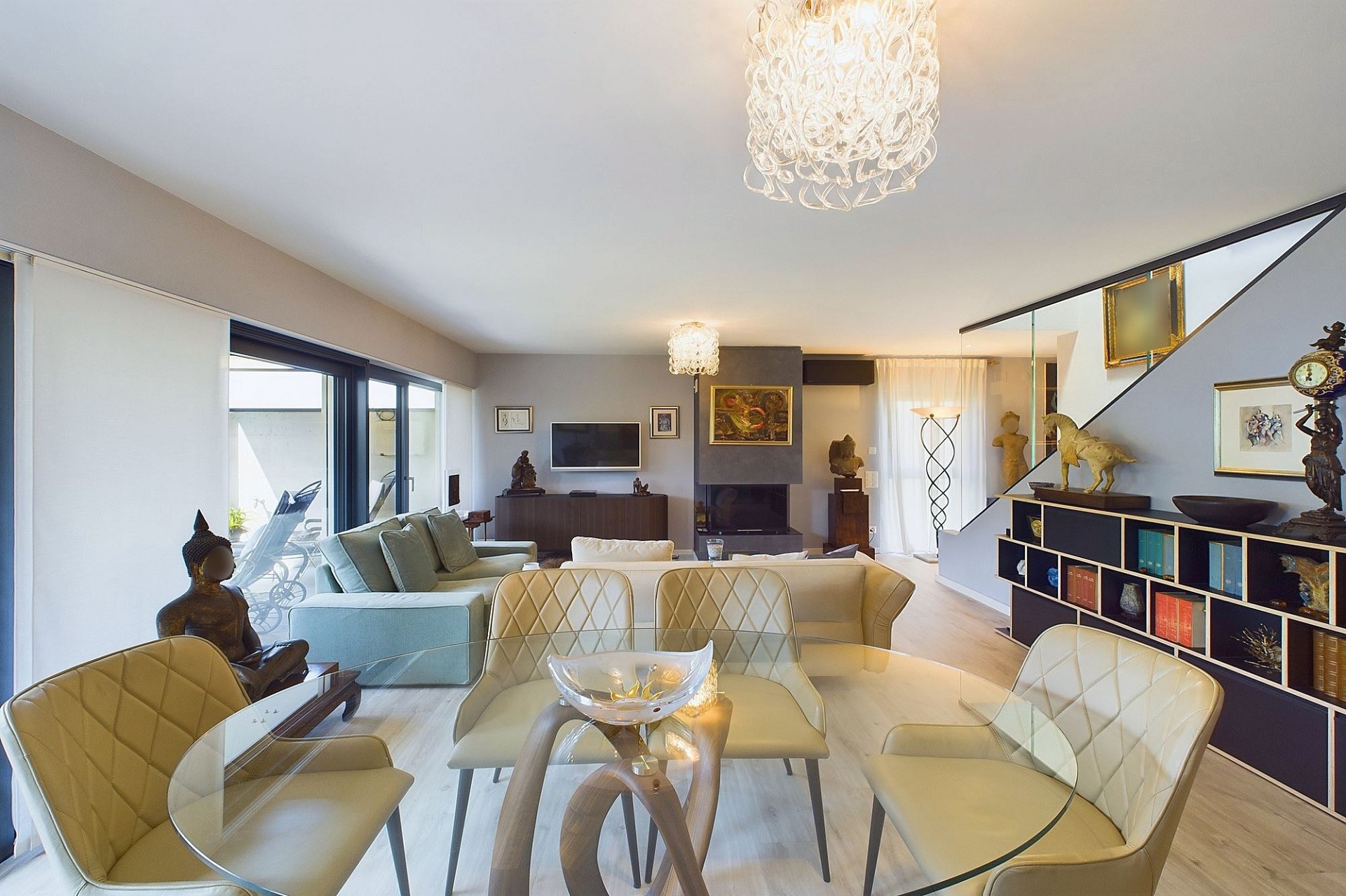 Modernes Wohnzimmer mit Essbereich und Galerie-Anmutung
