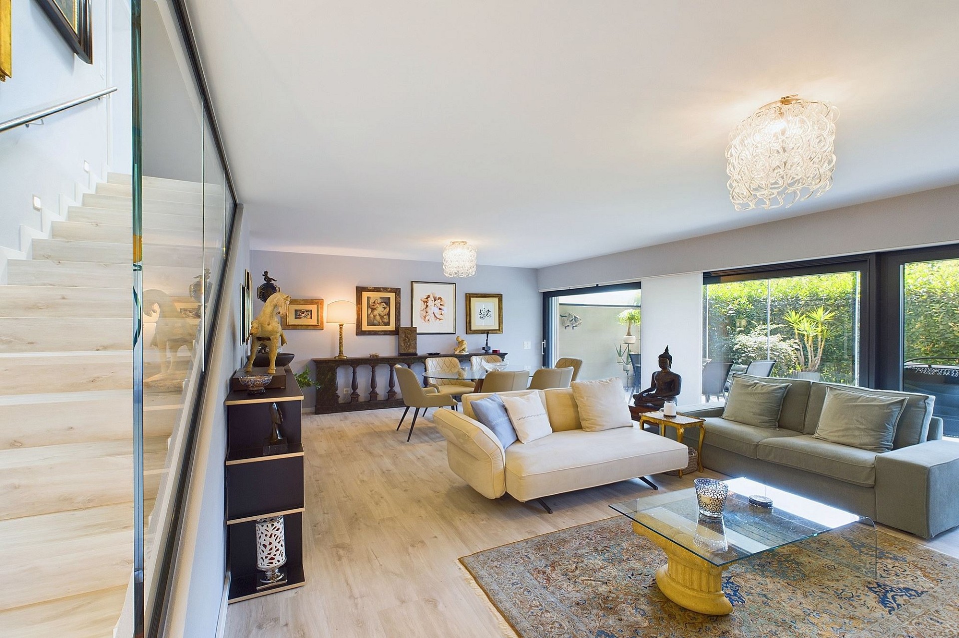 Helles, offen gestaltetes Wohnzimmer mit Treppe und Gartenblick