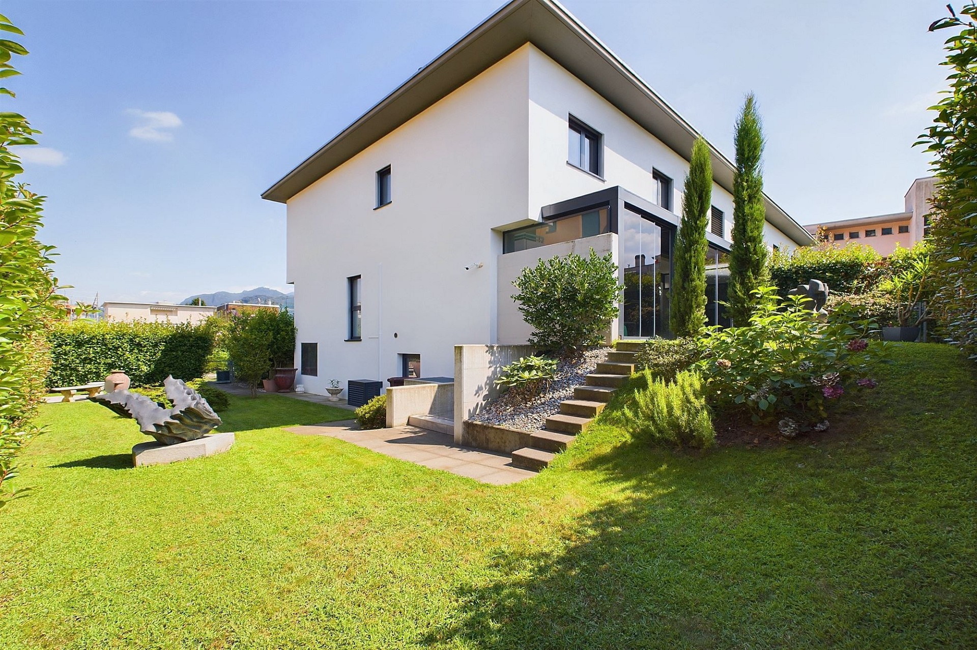 Moderne Villa mit gepflegtem Garten