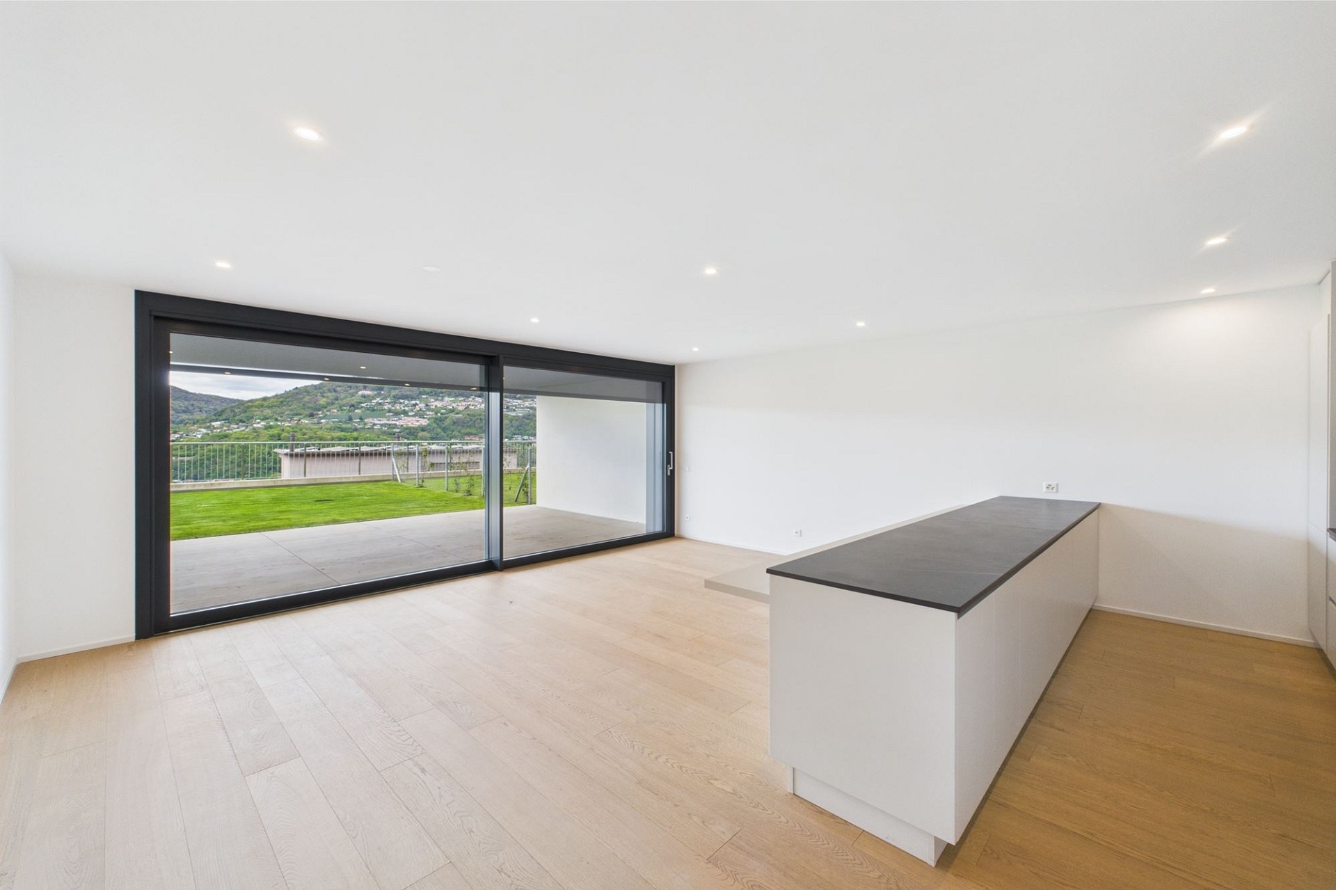Offener Wohnbereich mit Terrasse und Panoramablick