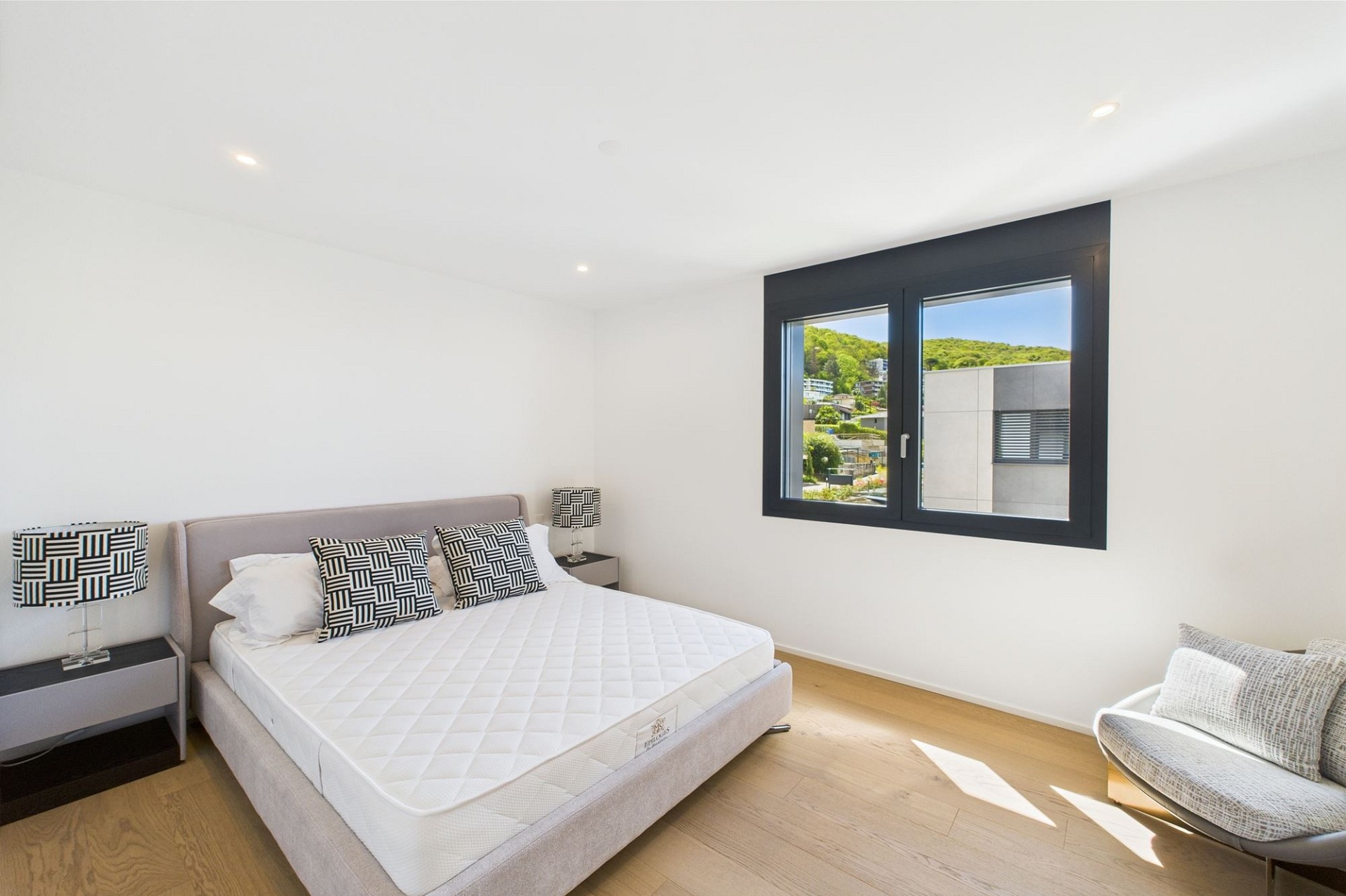 Helles Schlafzimmer mit modernem Ausblick