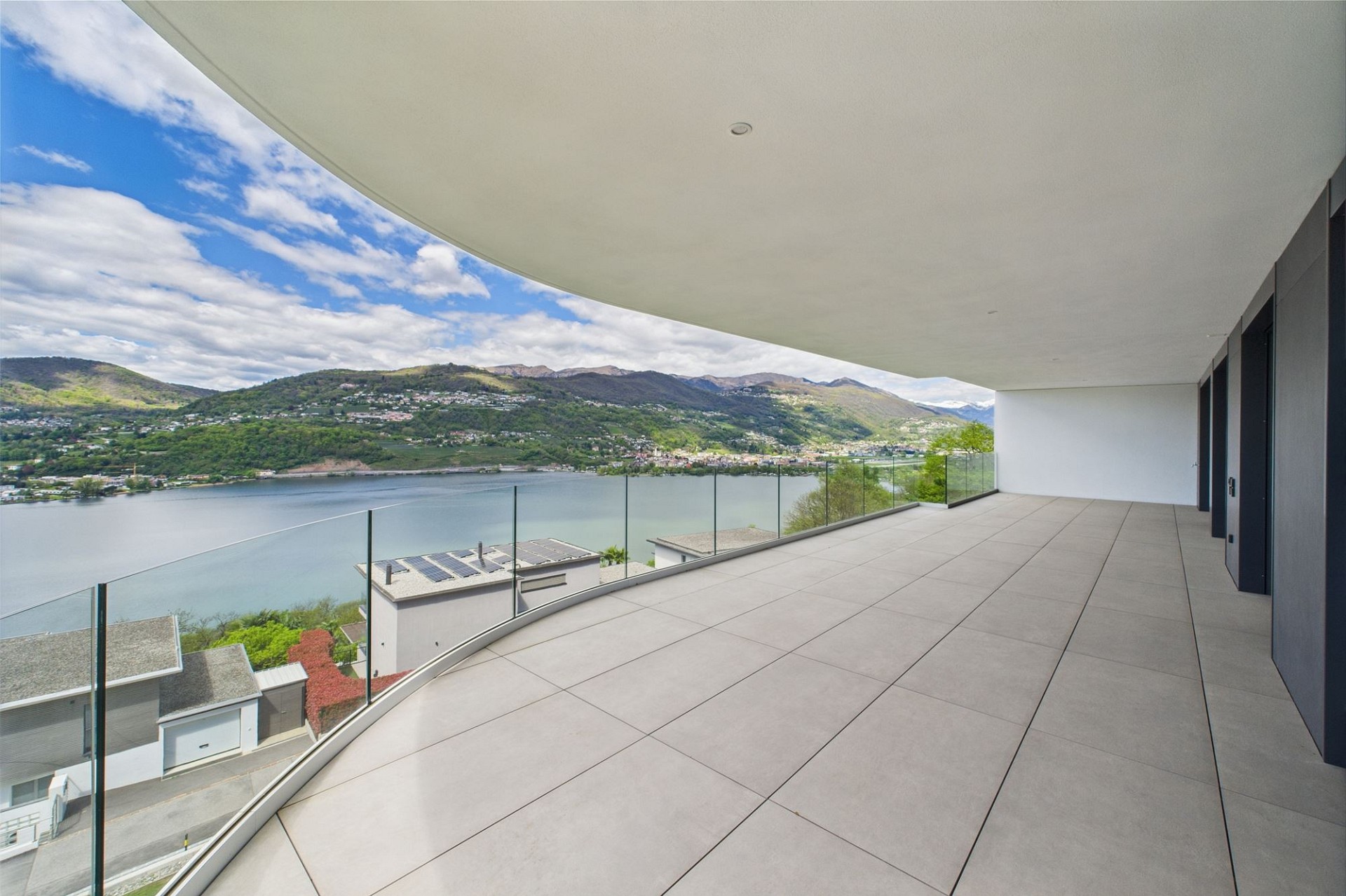 Großzügige Dachterrasse mit Seeblick
