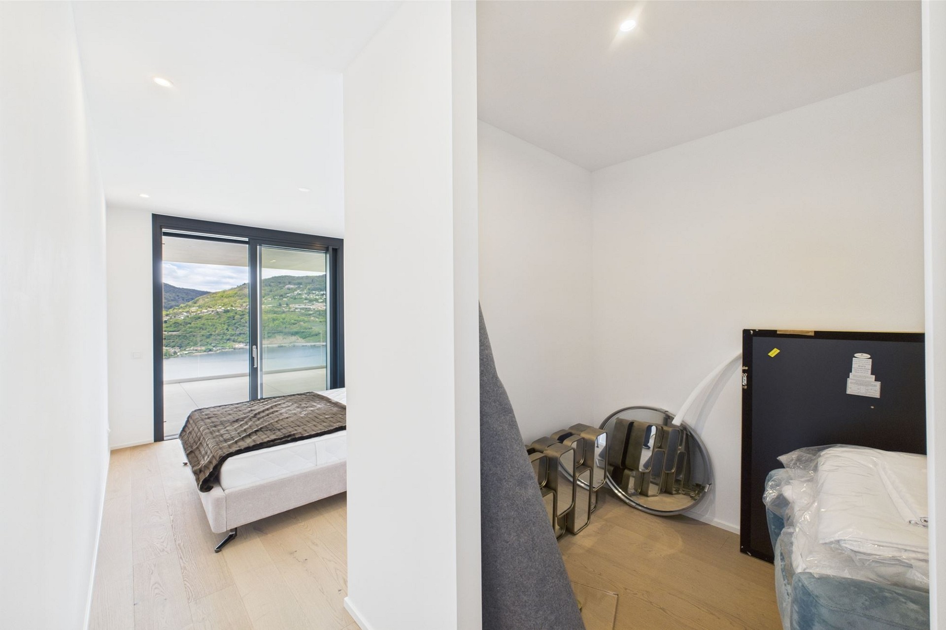Helles Schlafzimmer mit Seeblick