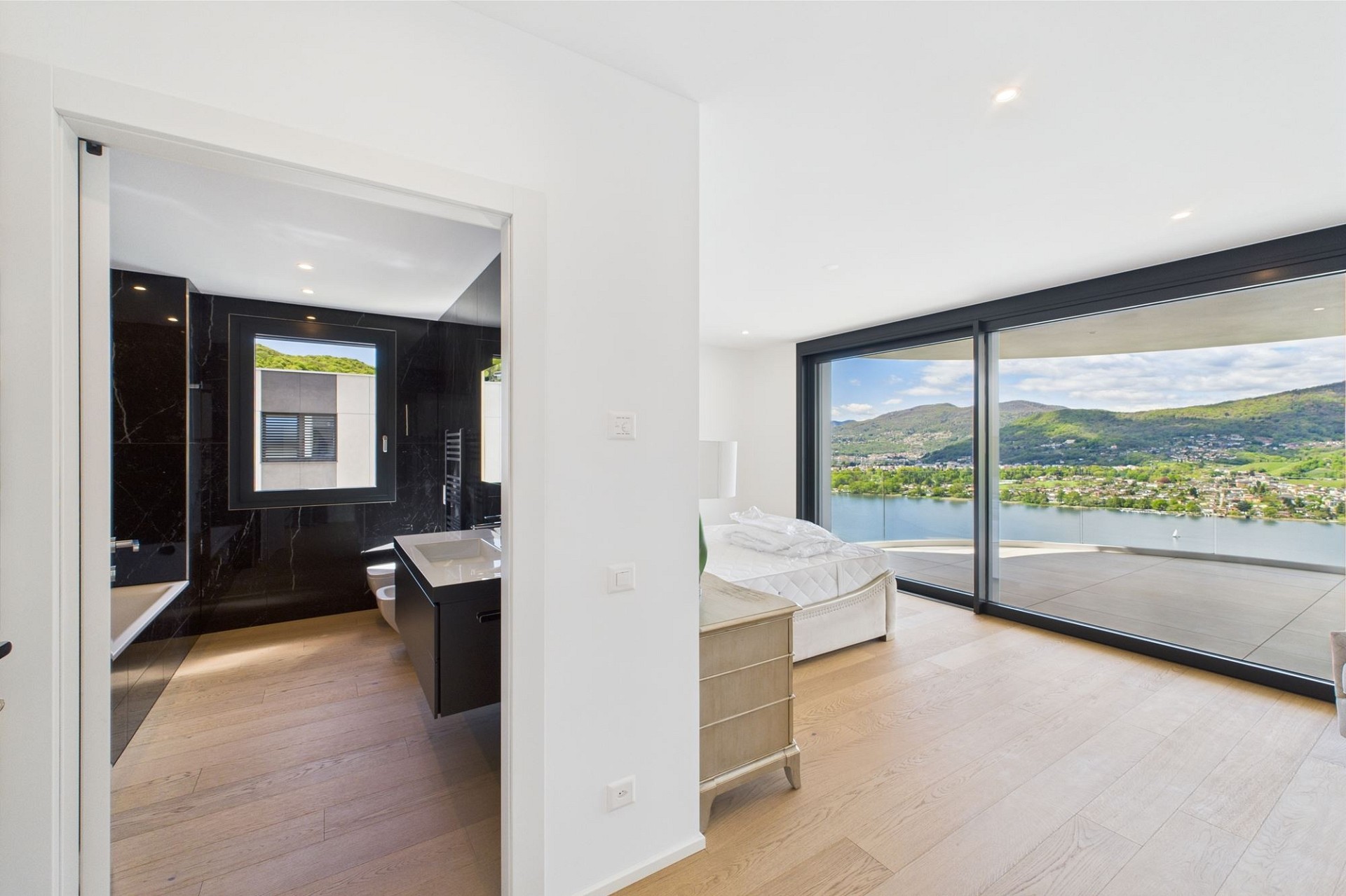 Helles Schlafzimmer mit Bad und Panoramablick