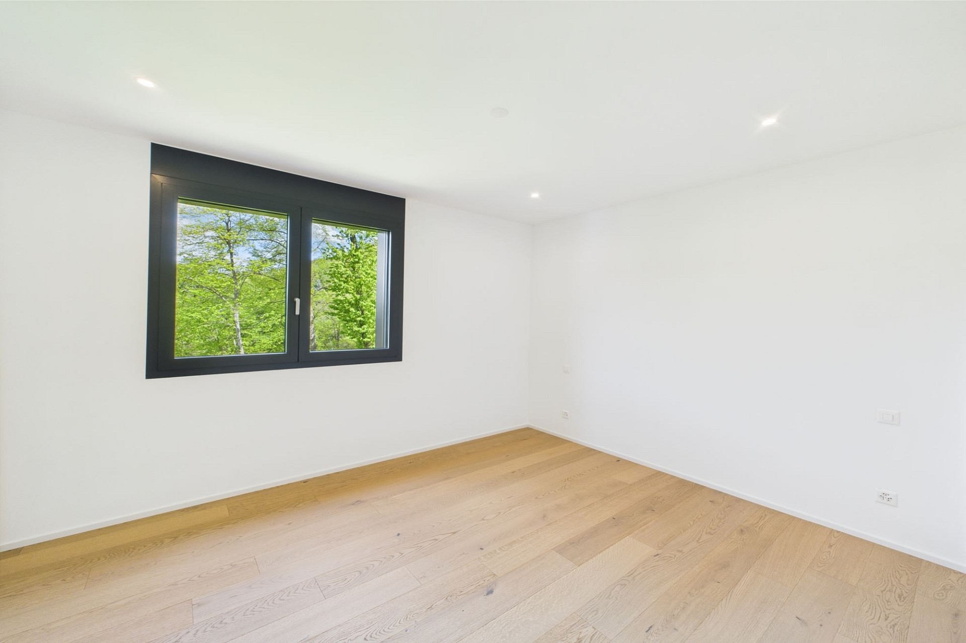 Leerer heller Raum mit großem Fenster
