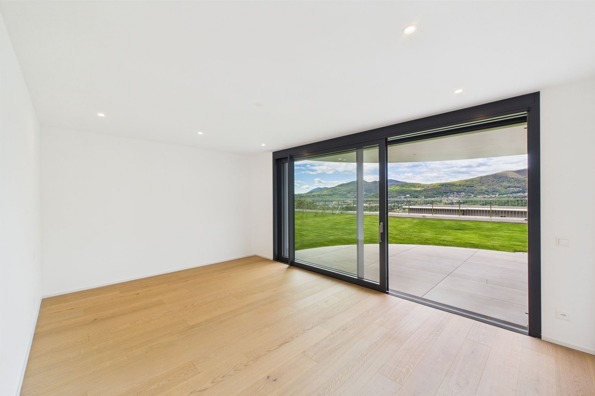 Heller Wohnraum mit Panoramablick
