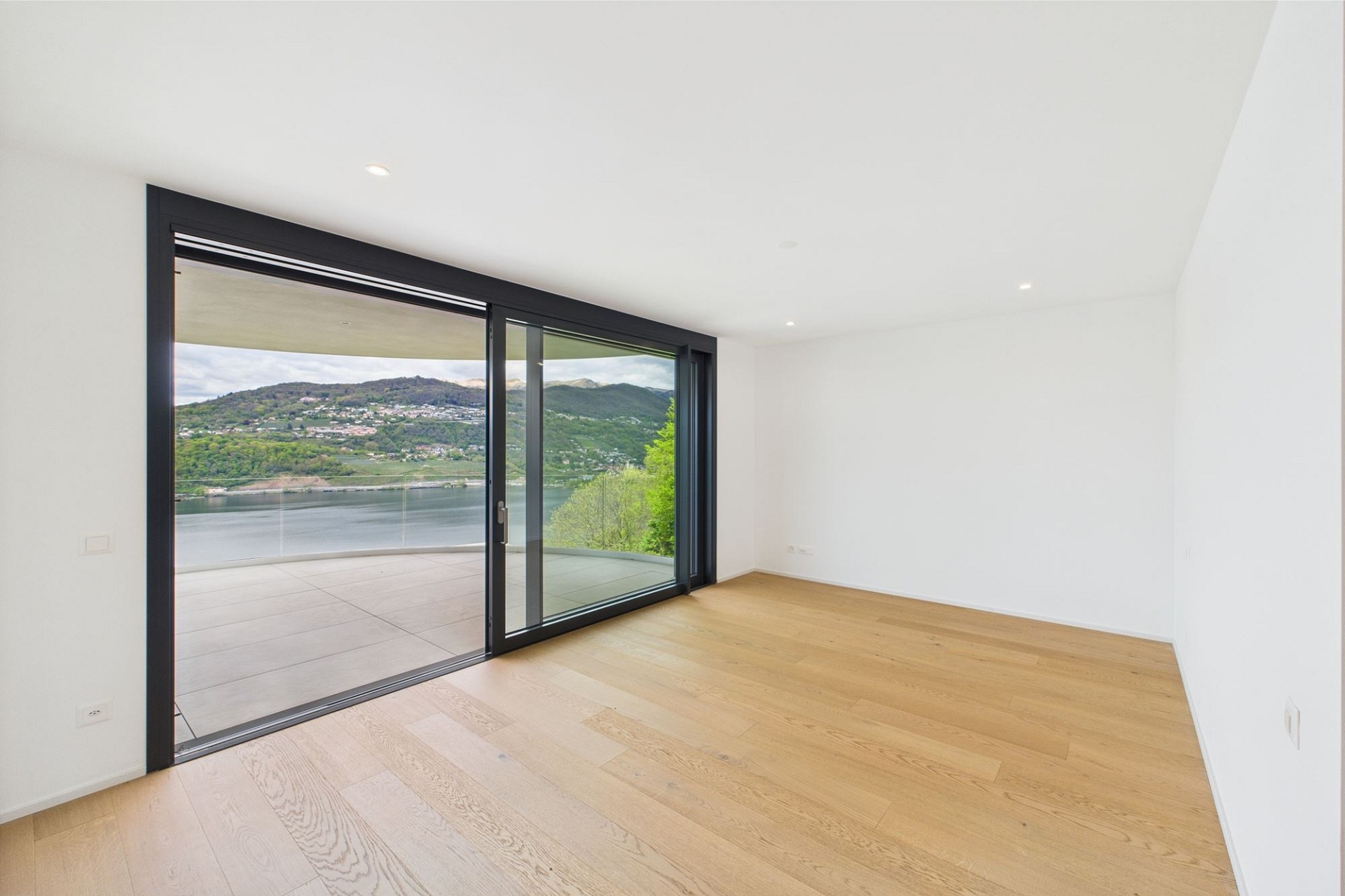 Leerer Wohnraum mit Panoramablick