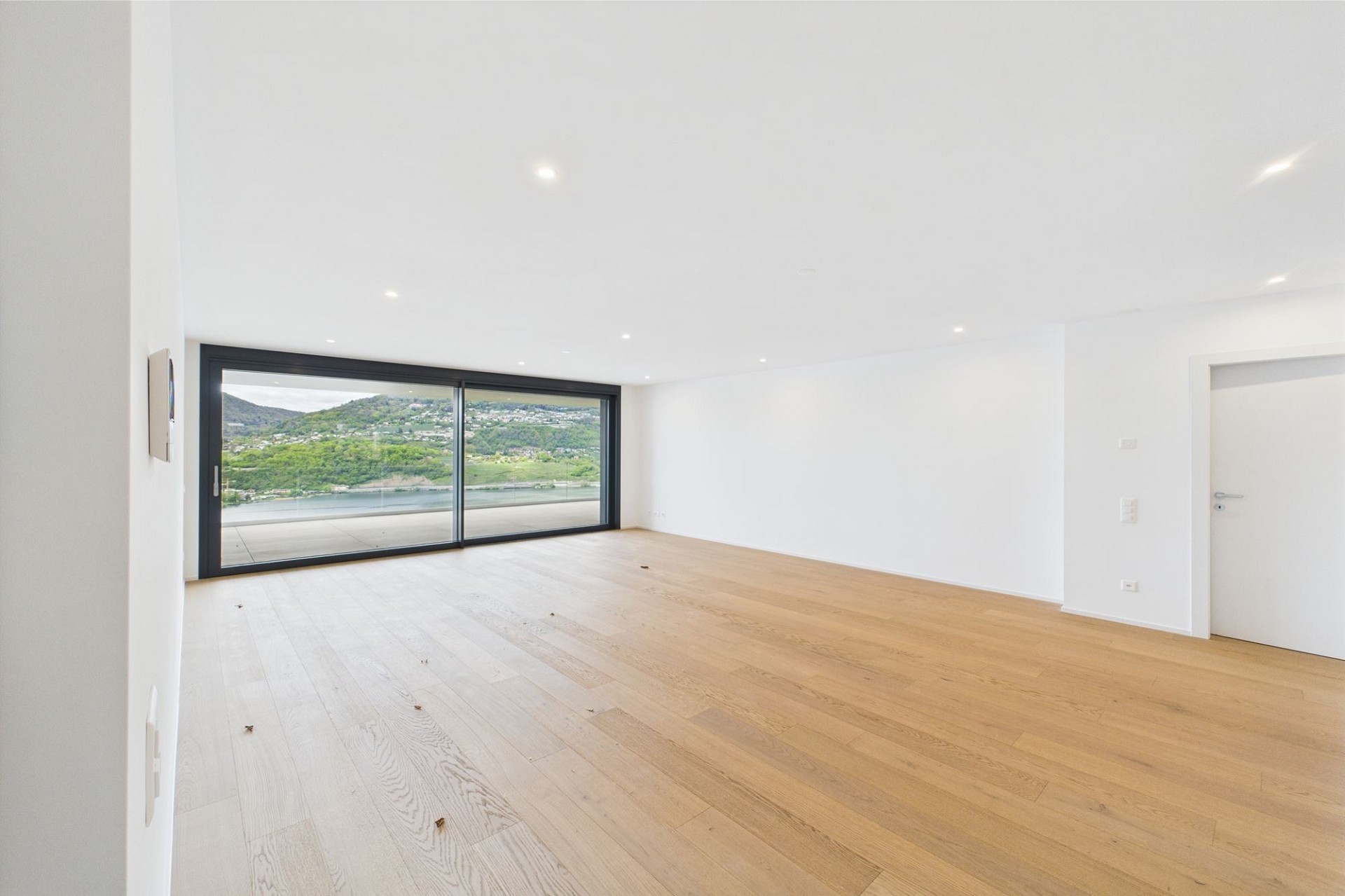 Heller leerer Wohnraum mit Panoramafenster