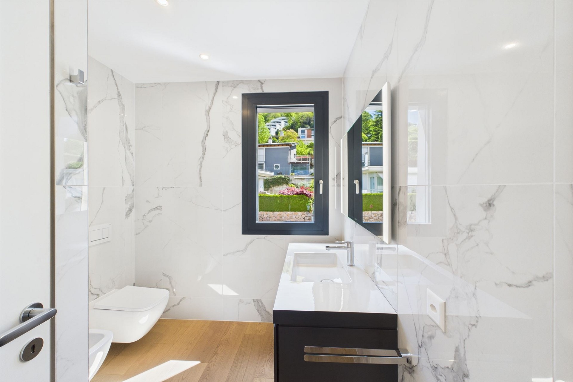 Modernes Gästebad mit Fenster