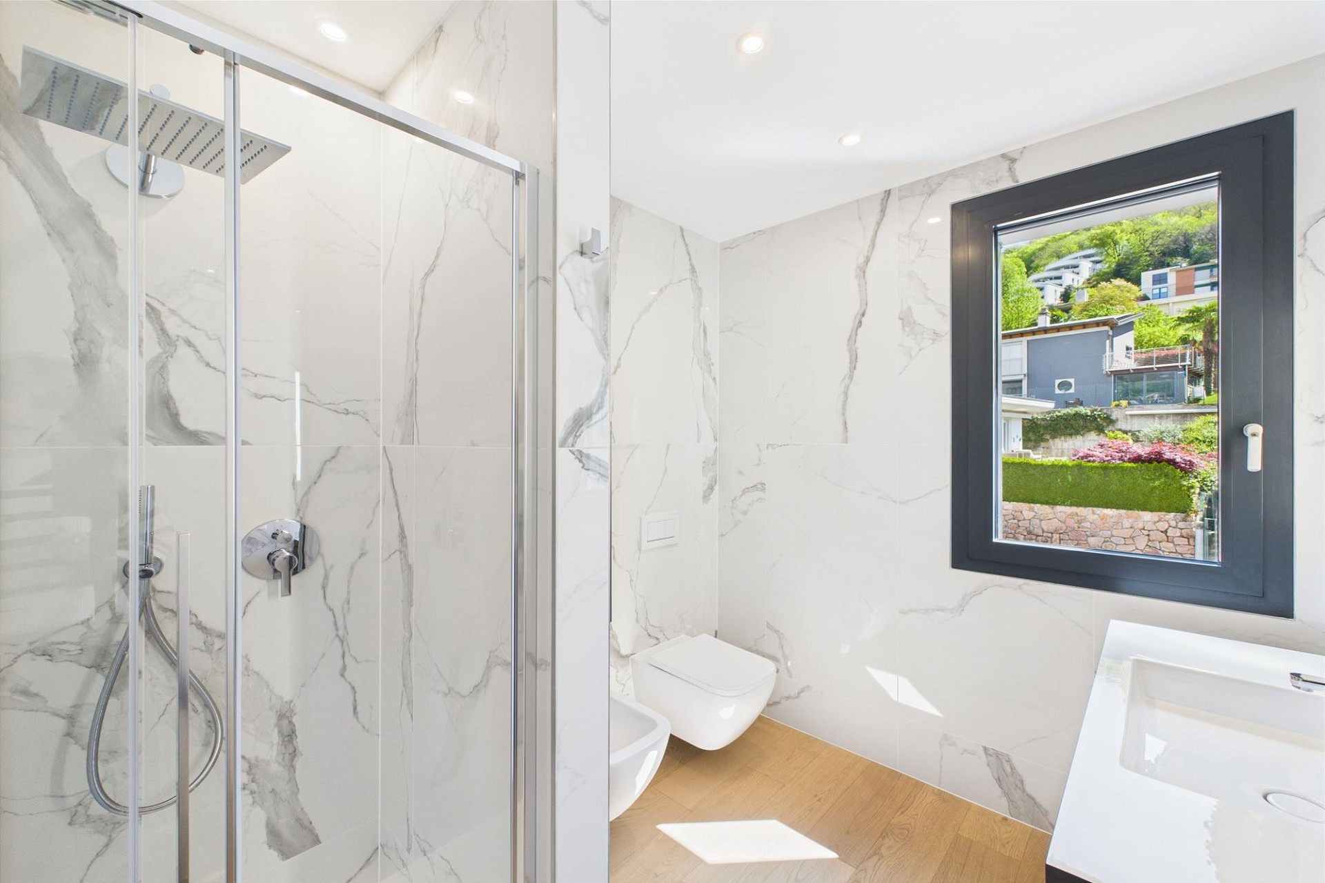Modernes Badezimmer mit Dusche und WC