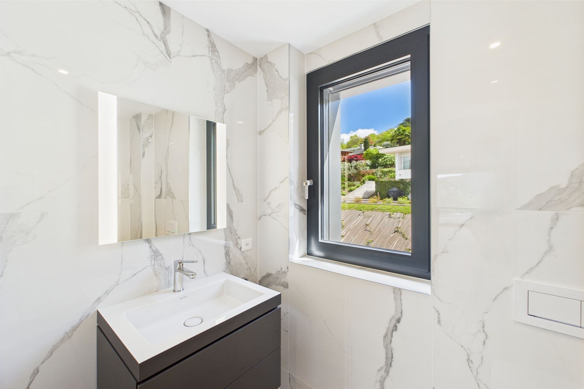 Modernes Gäste-WC mit Natursteinoptik