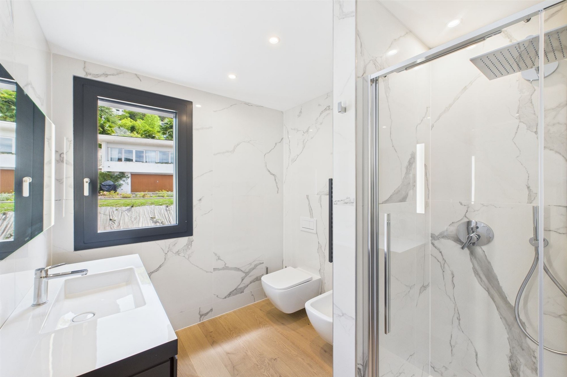 Modernes Badezimmer mit Dusche und WC