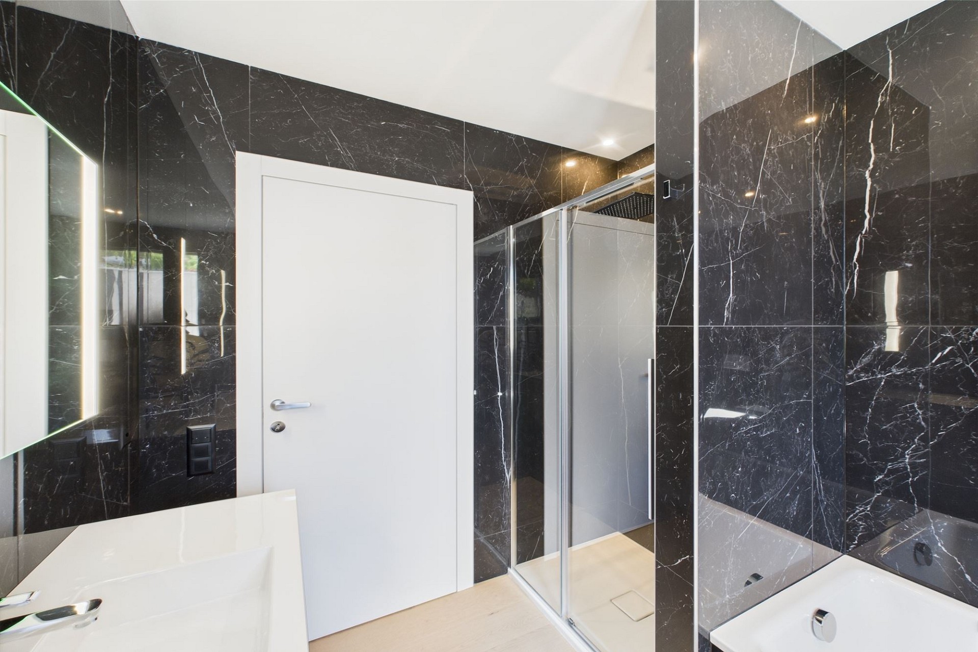 Modernes Luxusbad mit schwarzer Marmoroptik