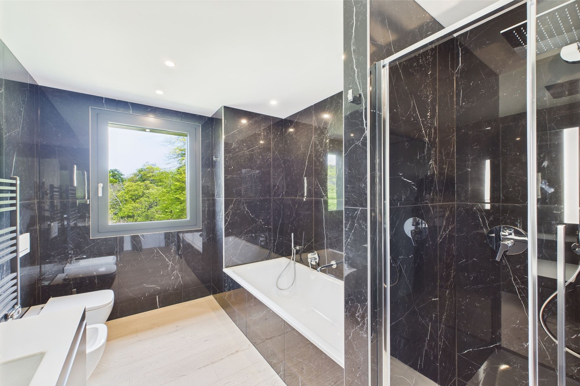 Modernes Badezimmer mit dunkler Marmoroptik