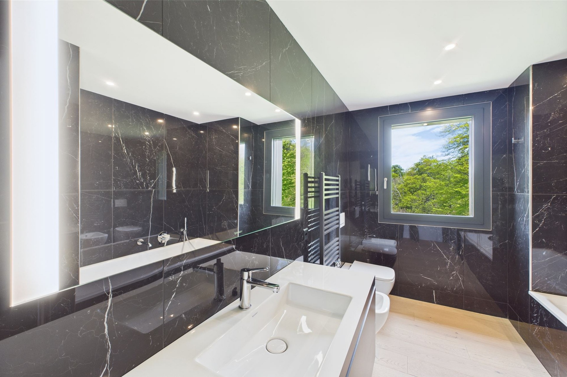 Luxuriöses Badezimmer mit dunkler Steinoptik
