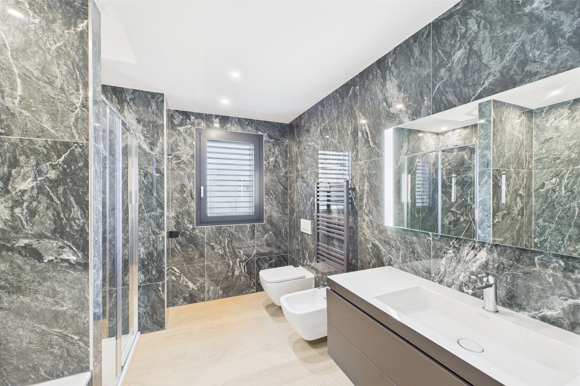 Luxuriöses Badezimmer mit Marmoroptik