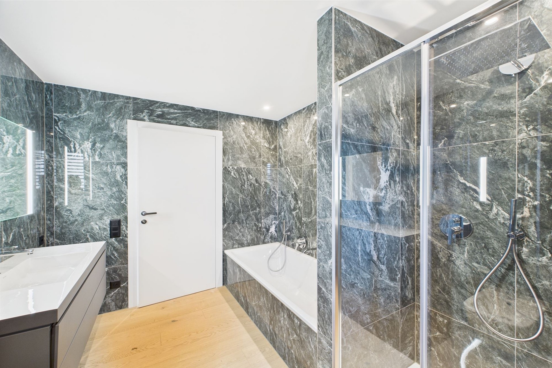 Modernes Badezimmer mit Marmoroptik