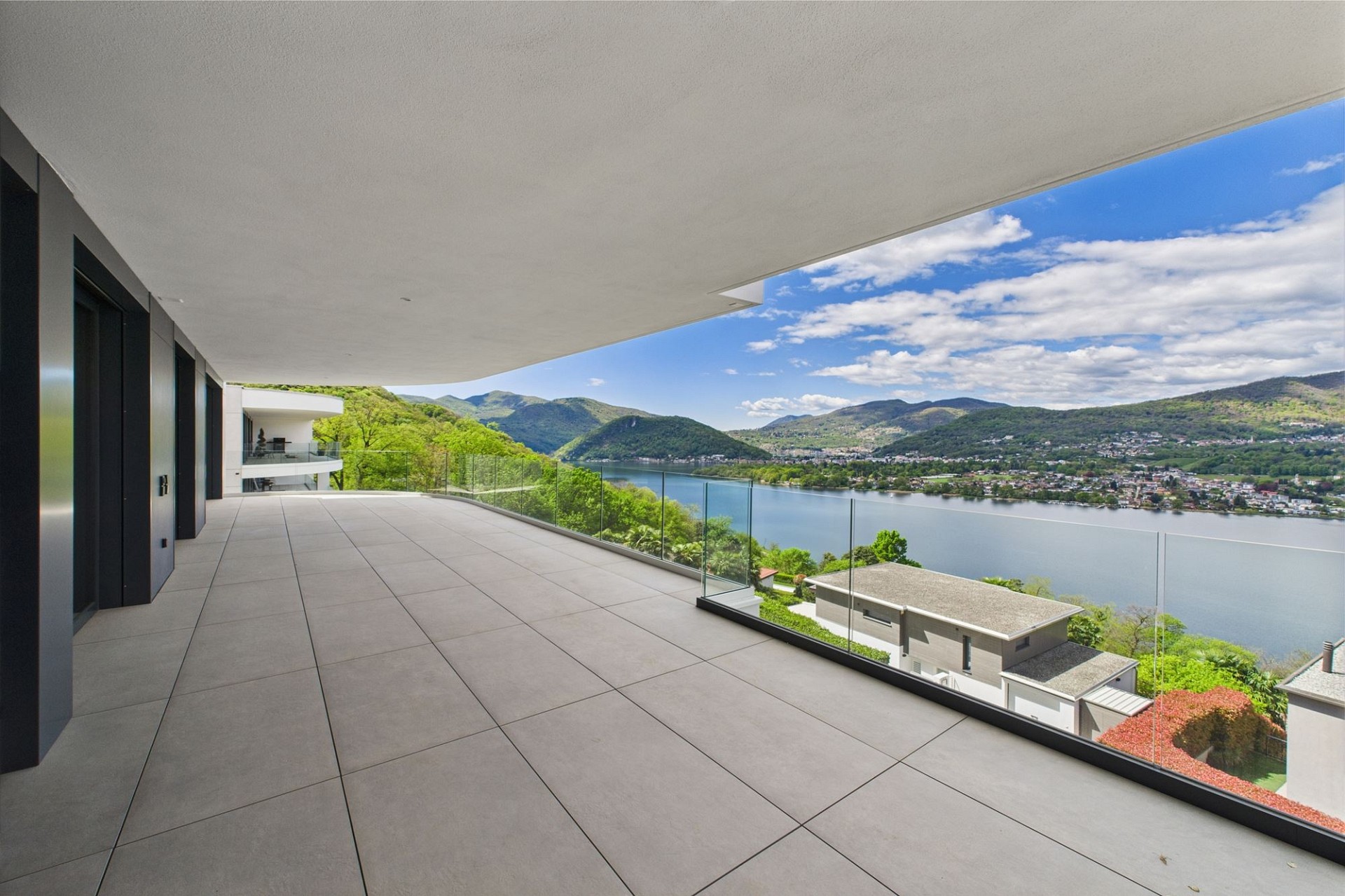 Große moderne Terrasse mit Seeblick