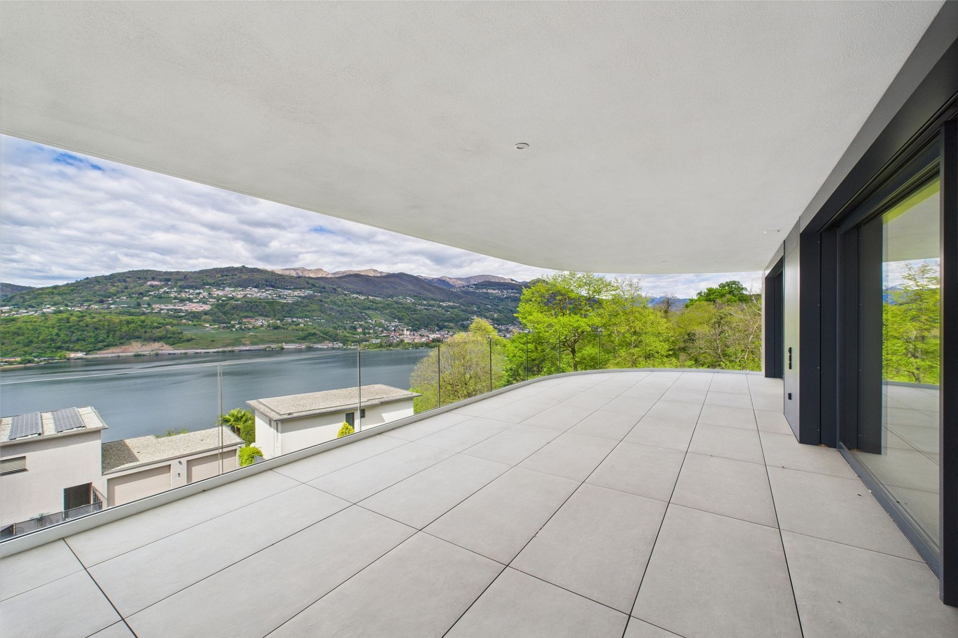 Große überdachte Terrasse mit Seeblick