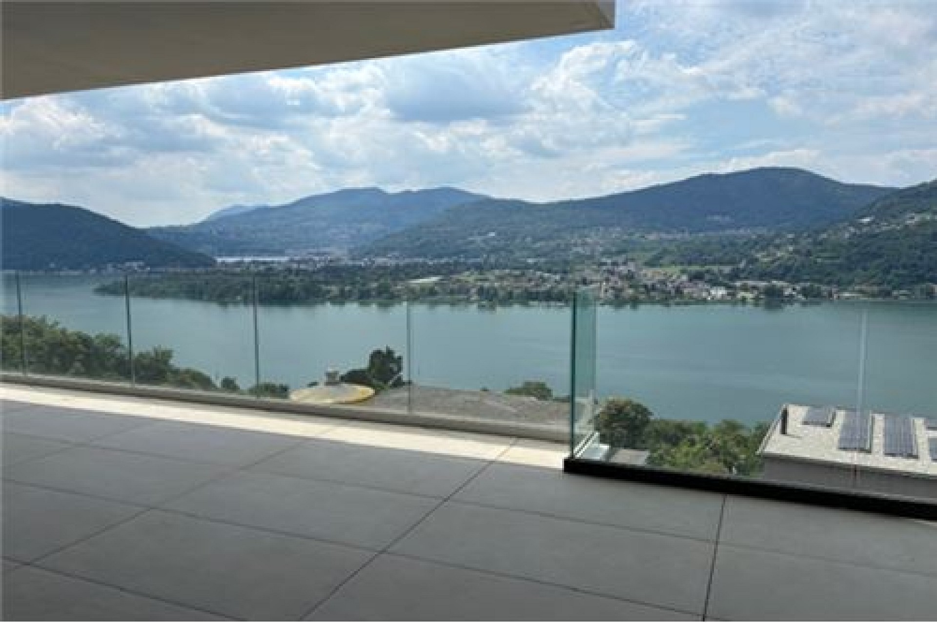 Seeblick von einer Terrasse
