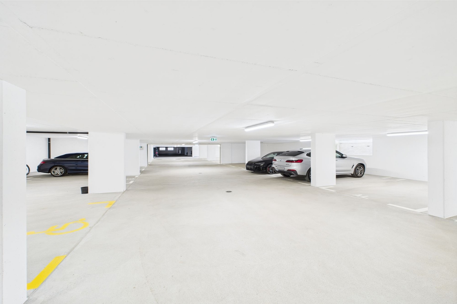 Tiefgarage mit Stellplätzen