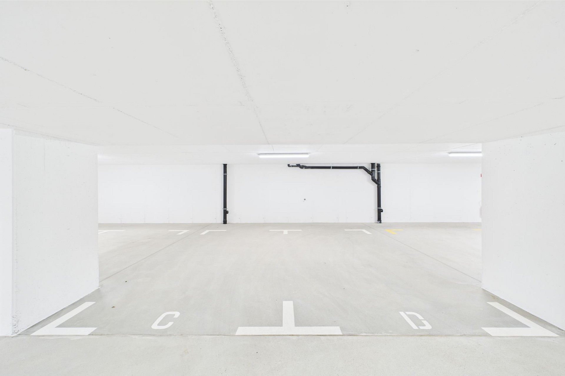 Tiefgarage mit markierten Stellplätzen