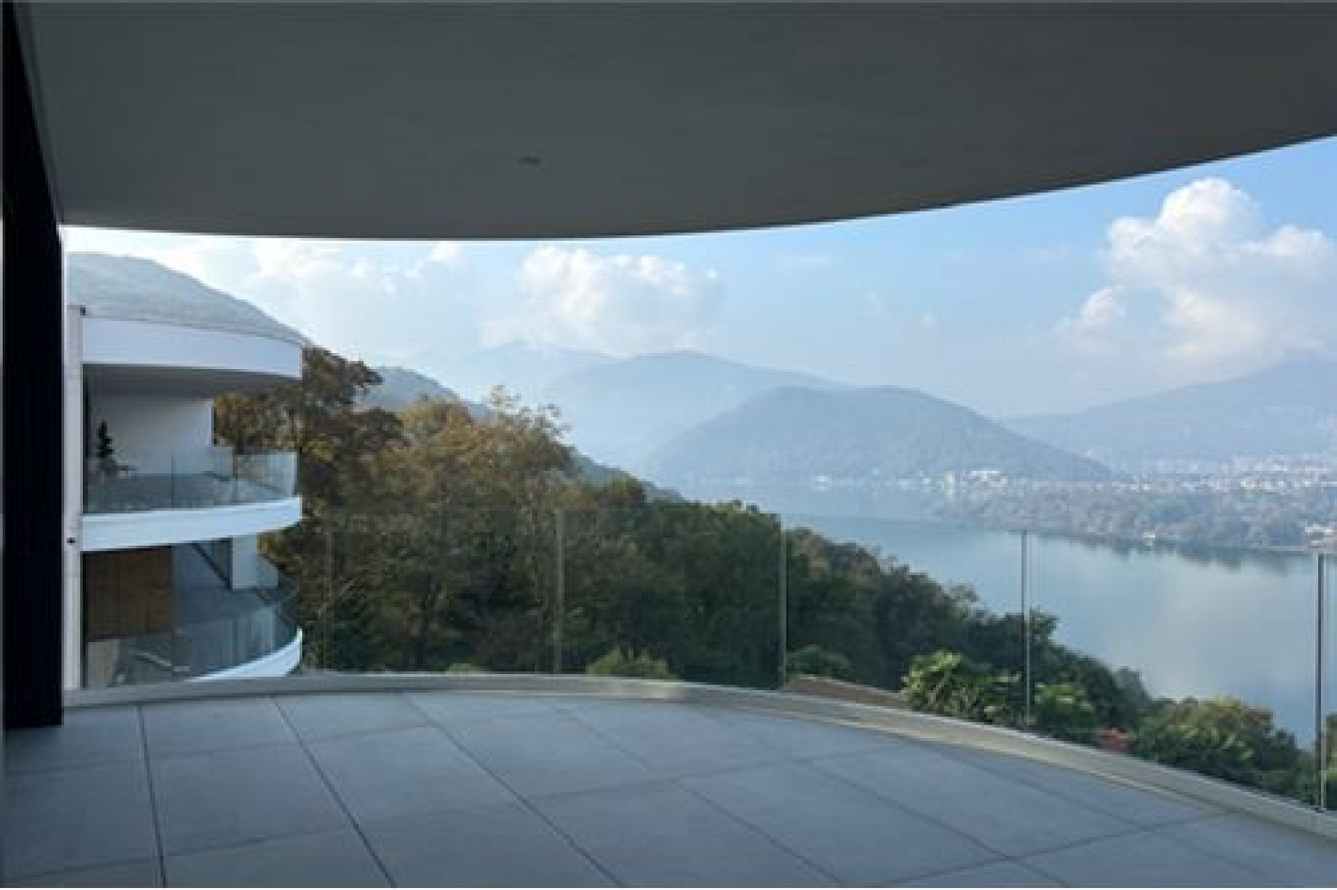 Balkon mit Panoramablick auf See und Berge