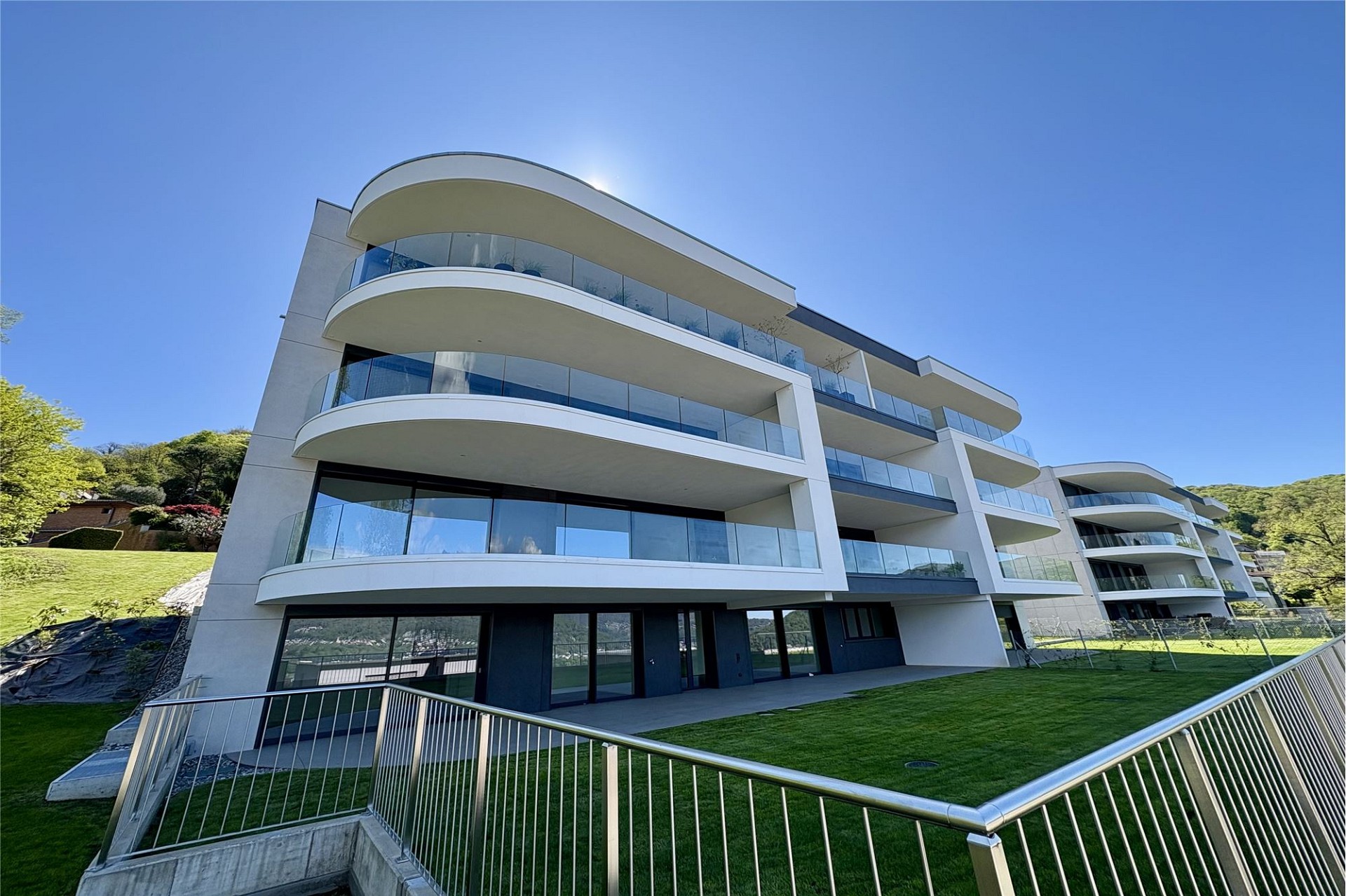 Moderne Luxuswohnung mit geschwungenen Balkonen