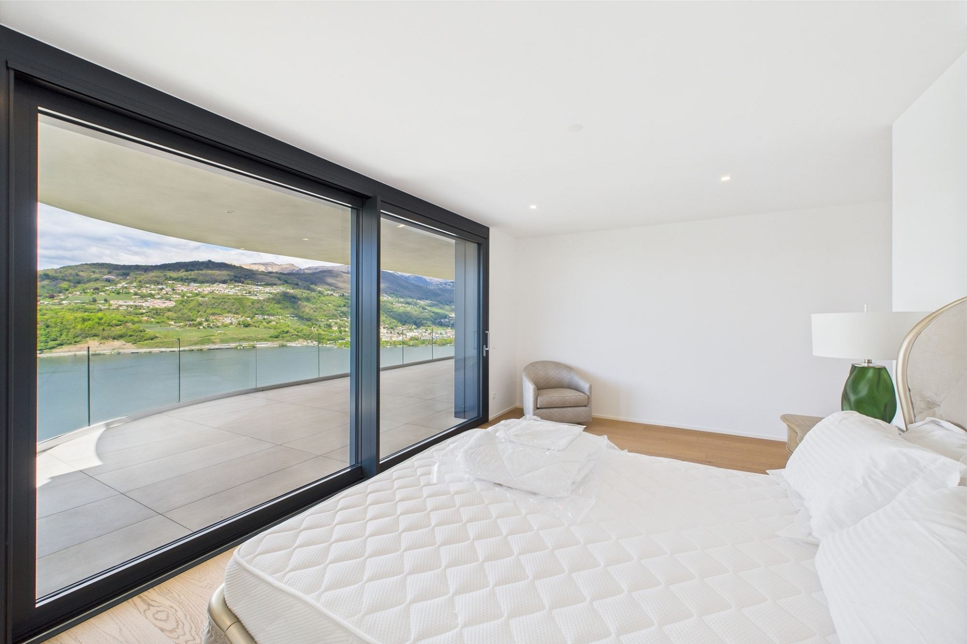 Modernes Schlafzimmer mit Panoramablick